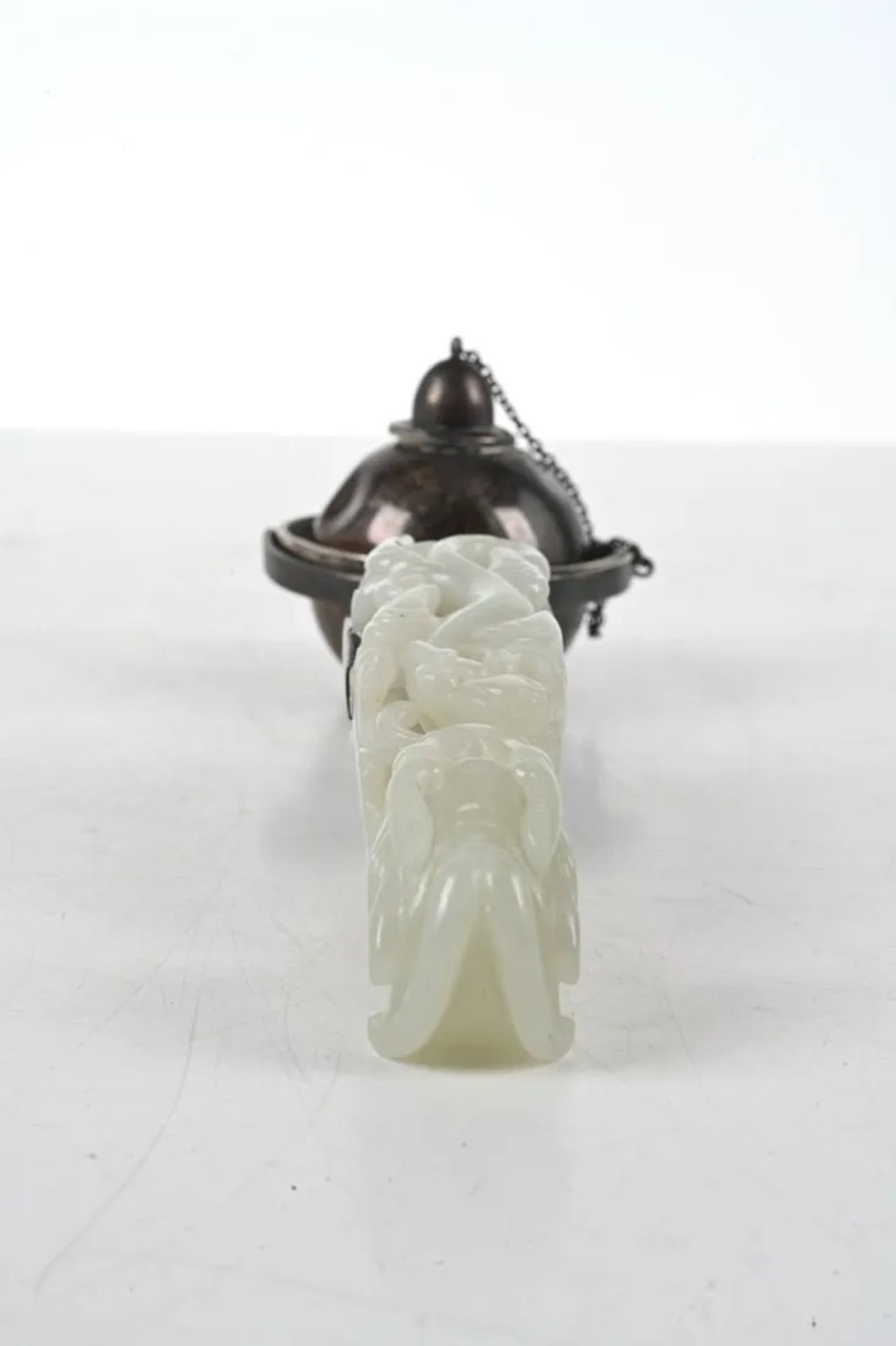 18TH C. CHINESE CARVED JADE SILVER-MOUNTED LAMP - Bild 15 aus 16