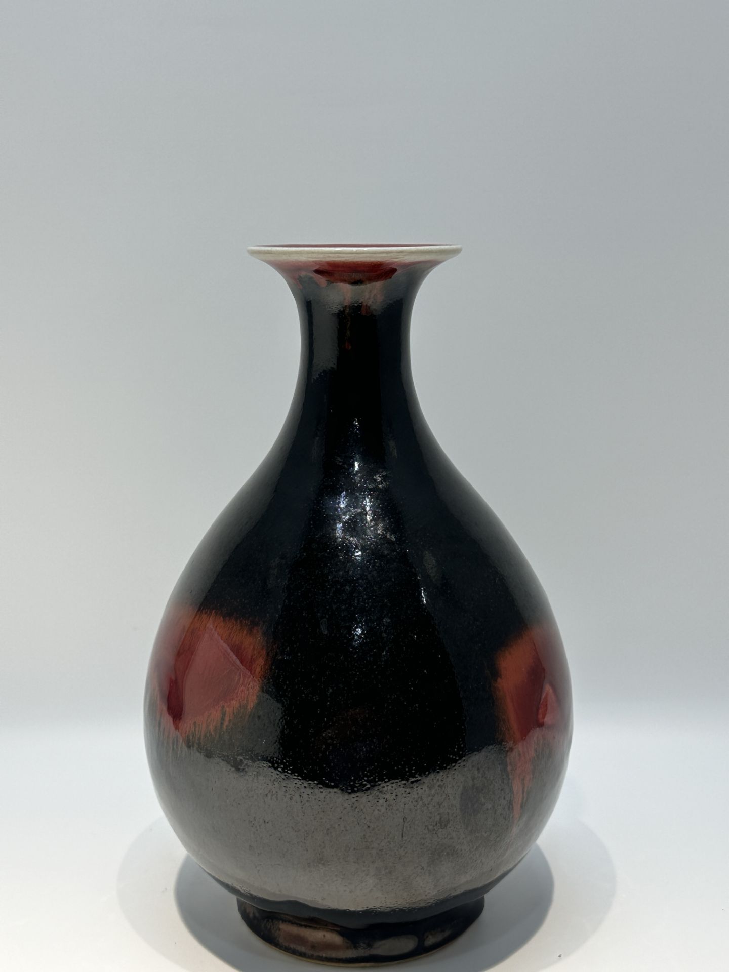 A Chinese red vase, 18TH/19TH Century Pr.  - Bild 2 aus 9