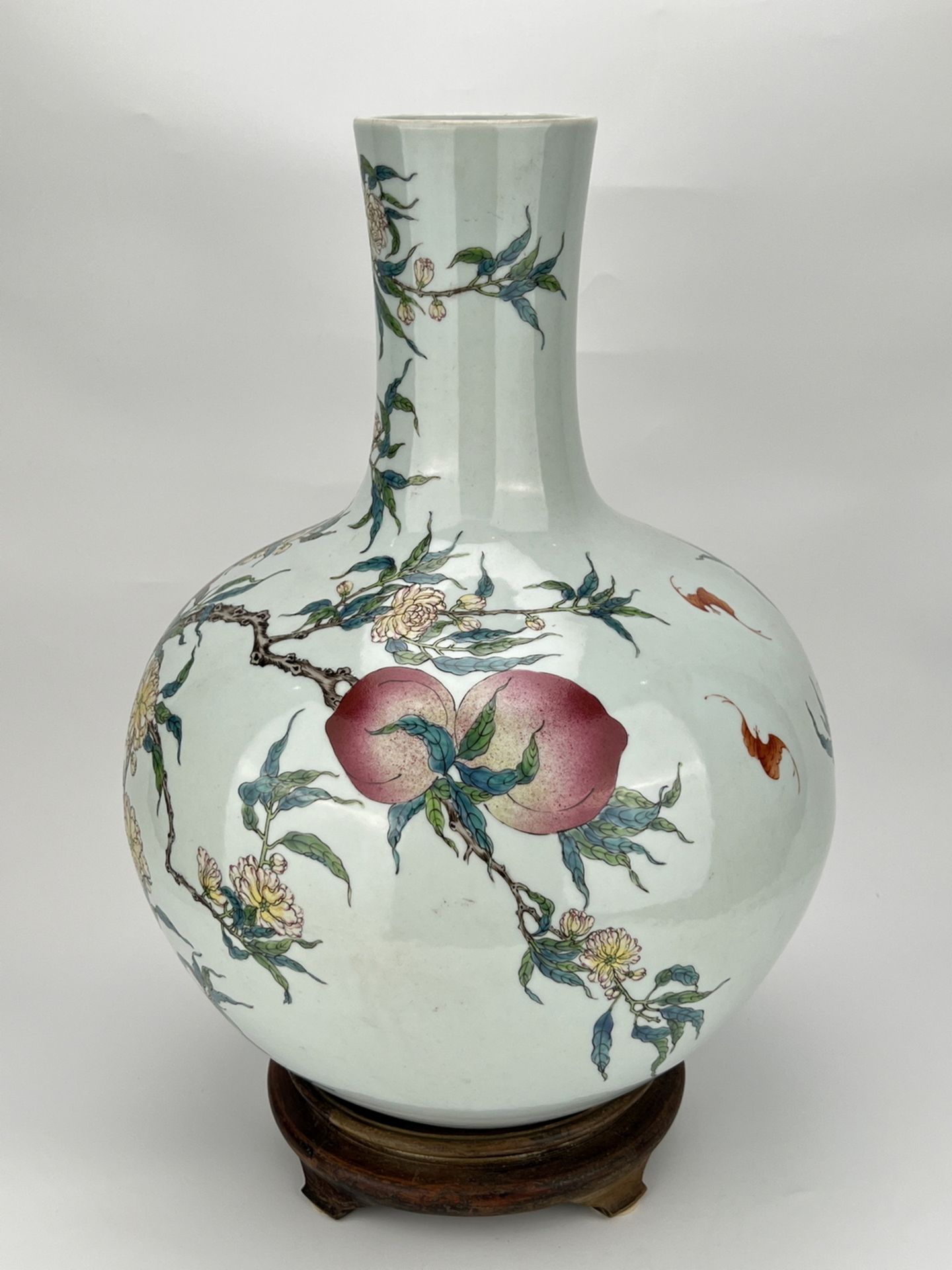 A Chinese Famille Rose vase, 18TH/19TH Century Pr.  - Bild 3 aus 14