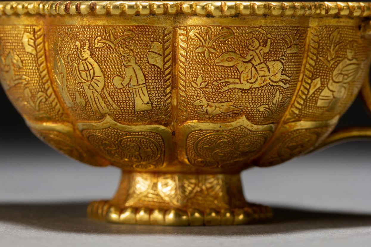 A Chinese gilt cup, 18TH/19TH Century Pr. - Image 2 of 9
