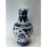 A Chinese Blue&White vase, 17TH/18TH Century Pr. 