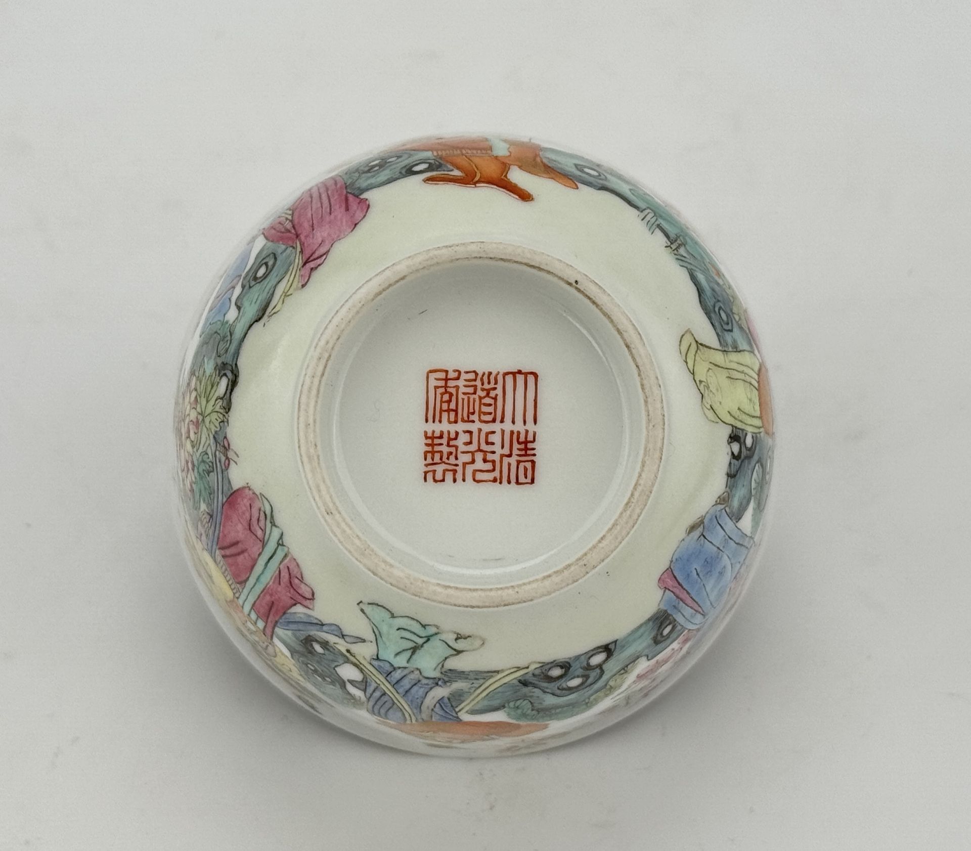 A Chinese Famille Rose cup, 19TH/20TH Century Pr. - Bild 4 aus 5