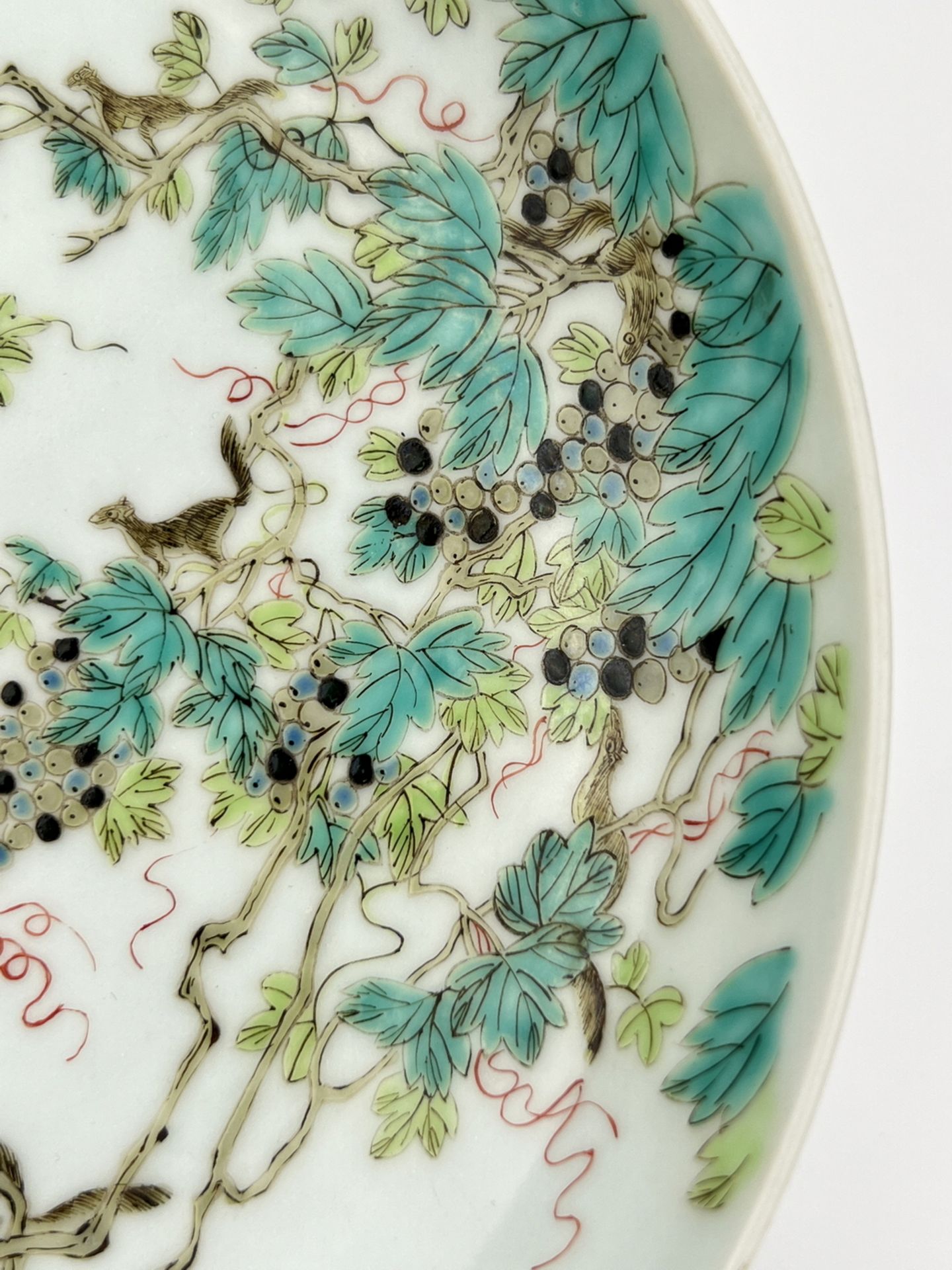 A Chinese Famille Rose dish, 18TH/19TH Century Pr.  - Bild 4 aus 8