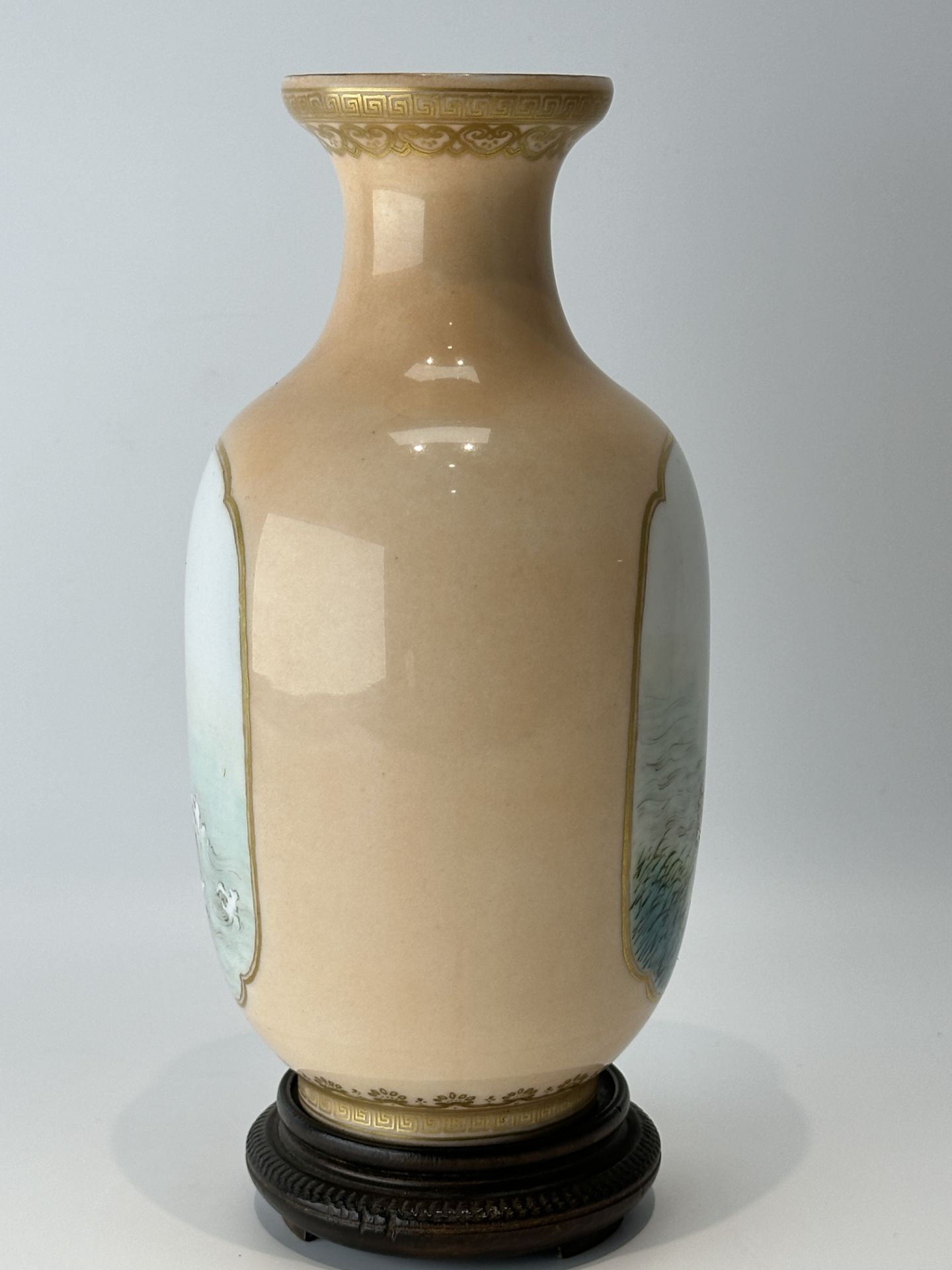 A Chinese Famille Rose vase, 19TH/20TH Century Pr.  - Bild 5 aus 12