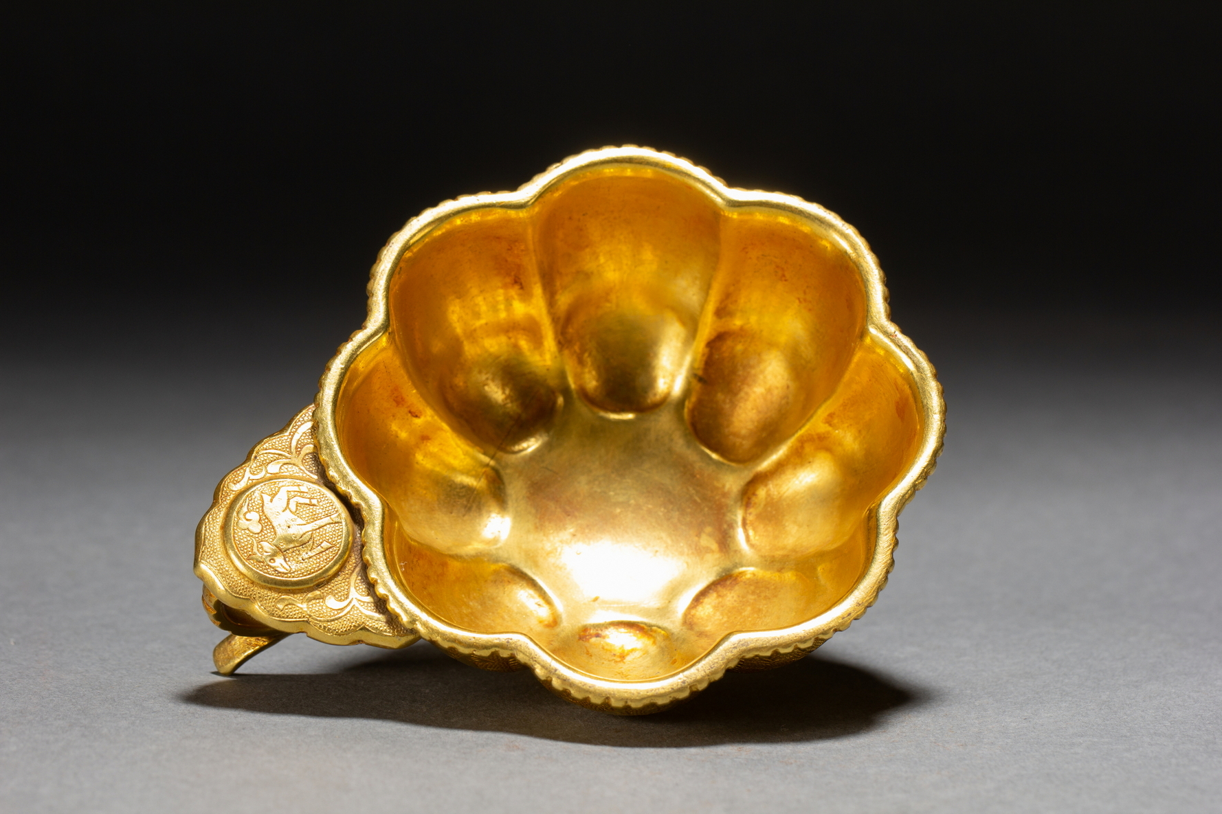 A Chinese gilt cup, 18TH/19TH Century Pr. - Image 6 of 9