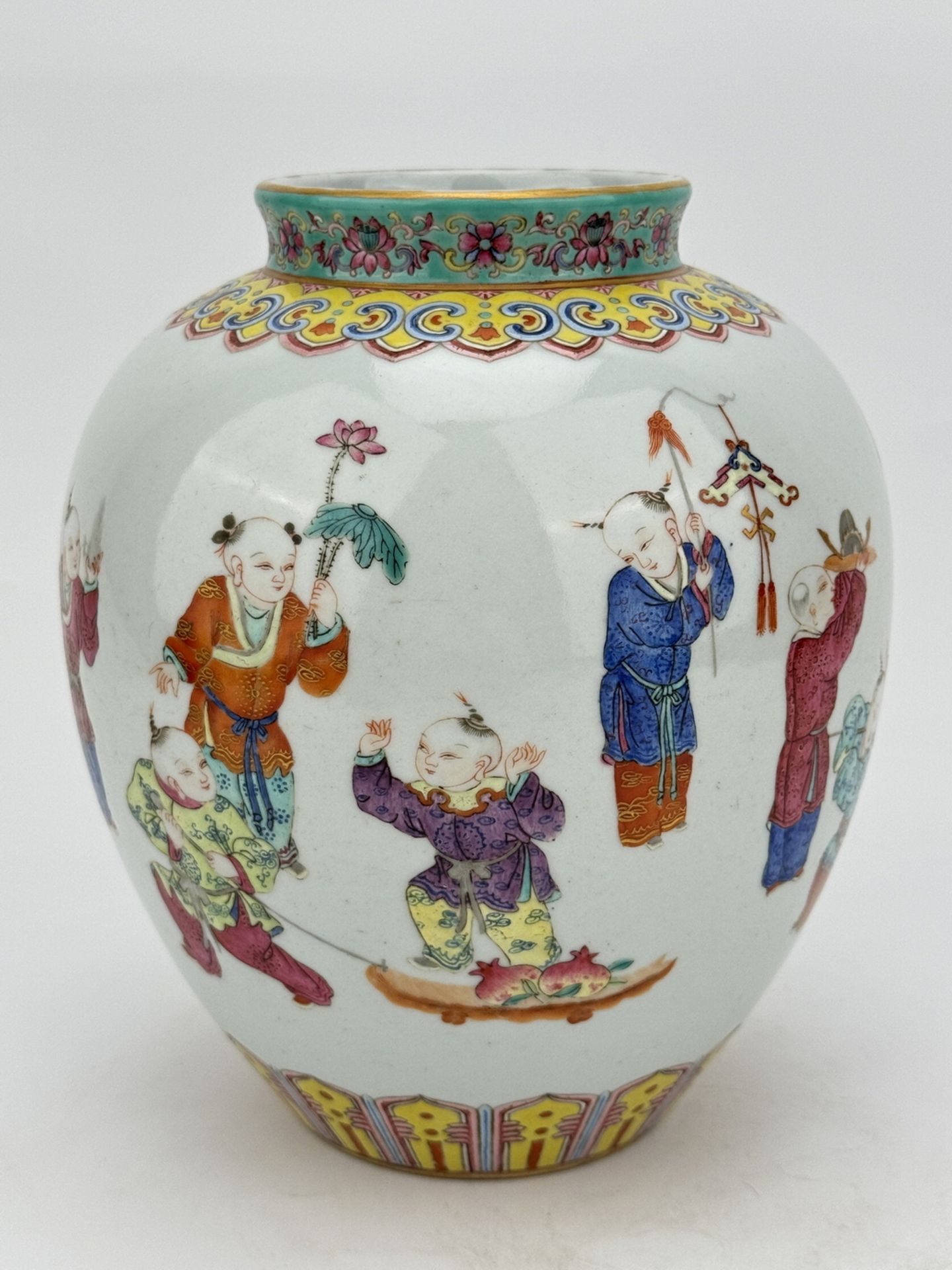 A Chinese Famille Rose jar, 17TH/18TH Century Pr.  - Image 4 of 11