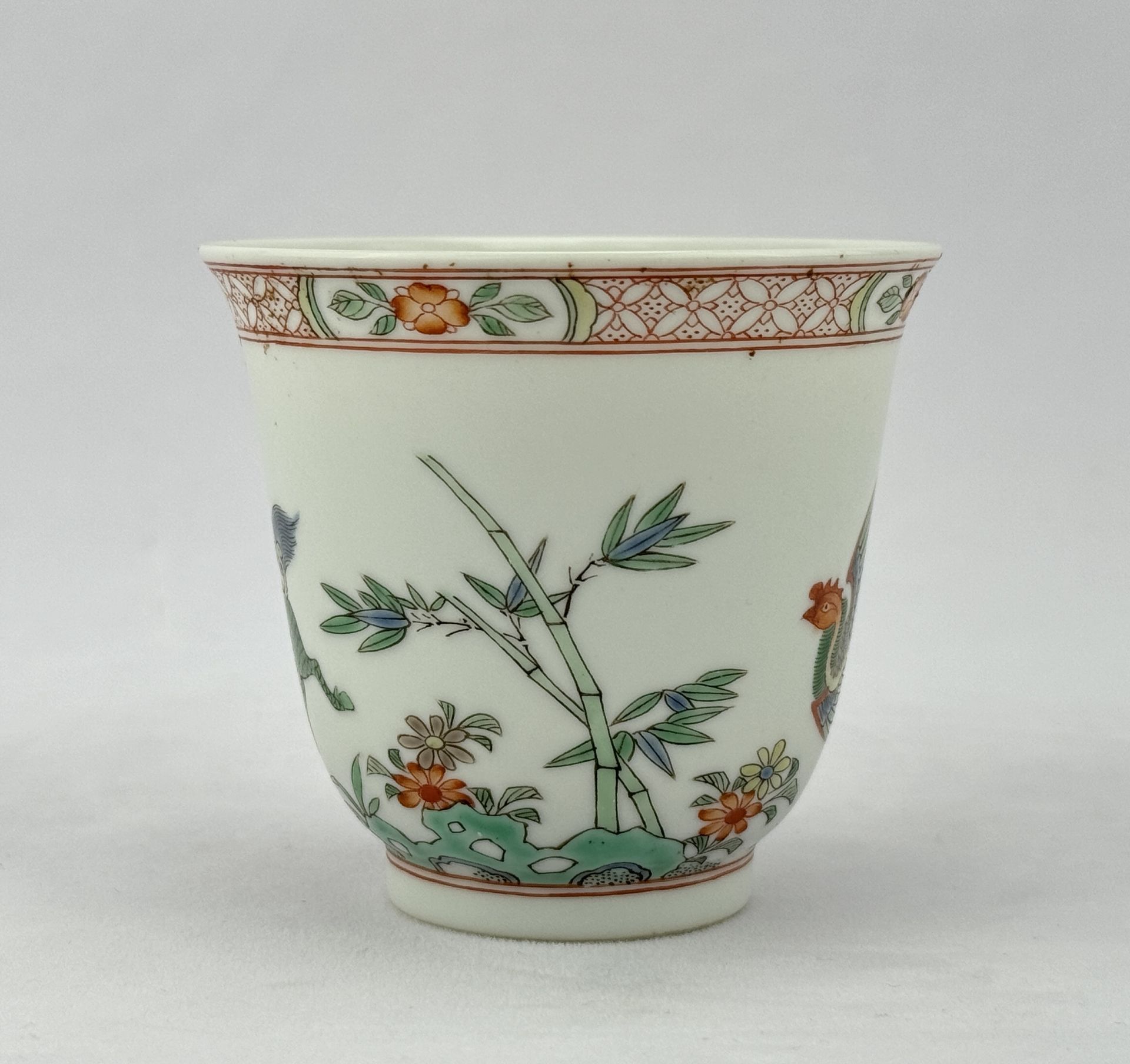 A Chinese Famille Rose cup, 16TH/17TH Century Pr.  - Bild 3 aus 6