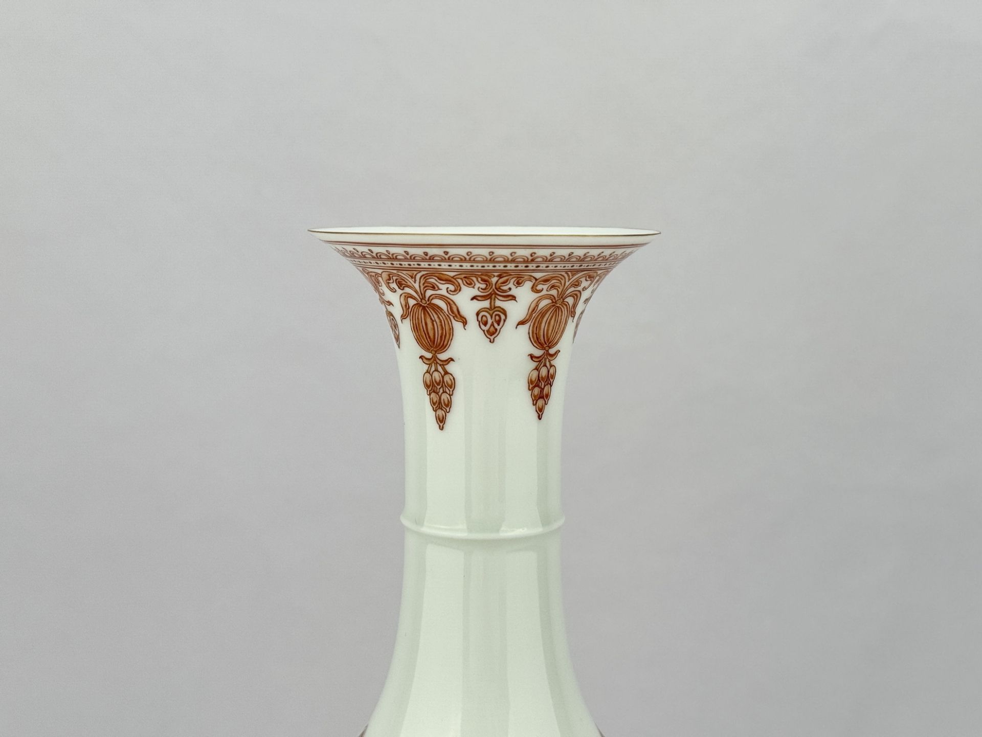 A Chinese Famille Rose vase, 19TH/20TH Century Pr.  - Bild 2 aus 9