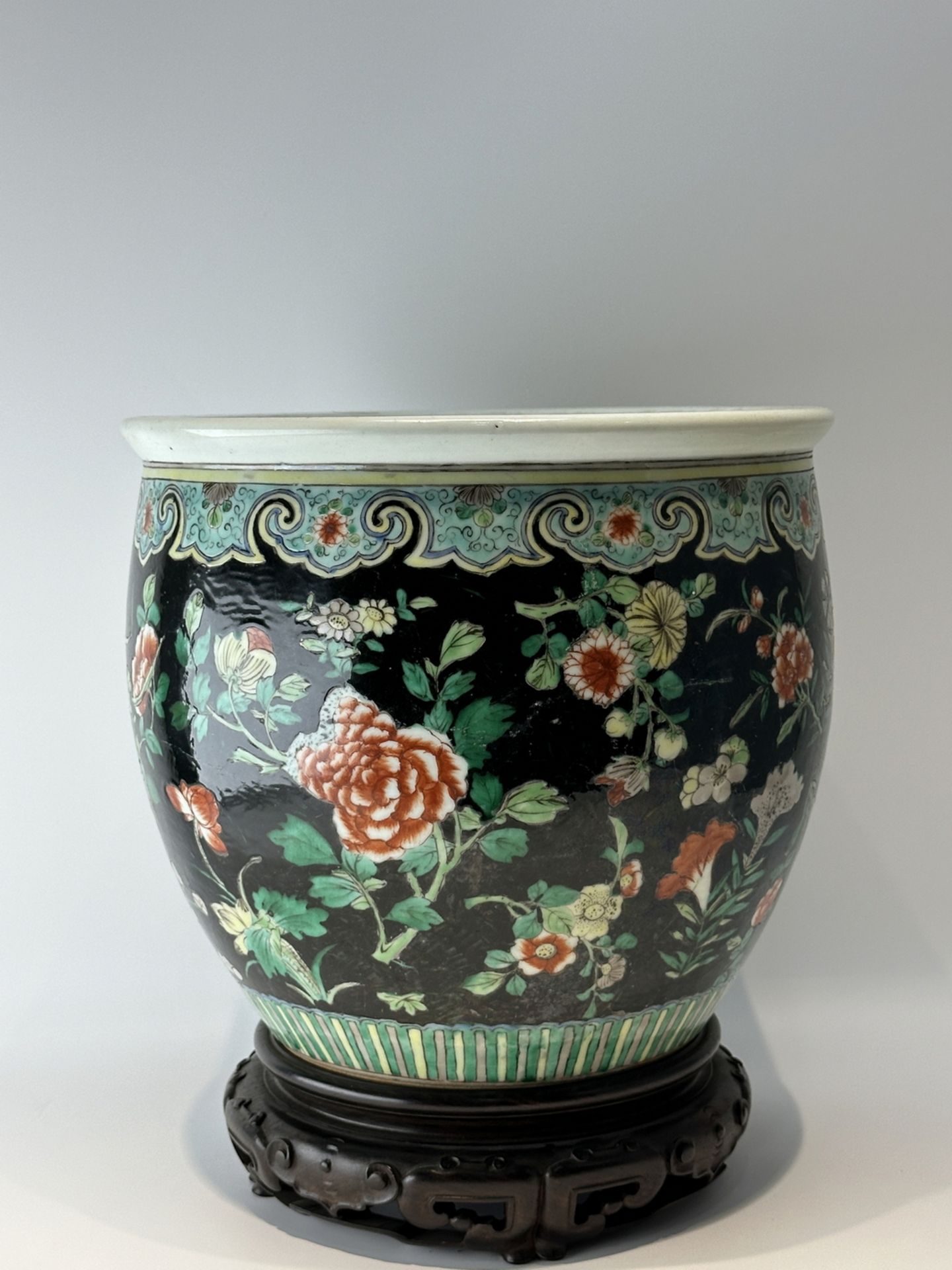 A Chinese Famille Rose jar, 19TH/20TH Century Pr. 