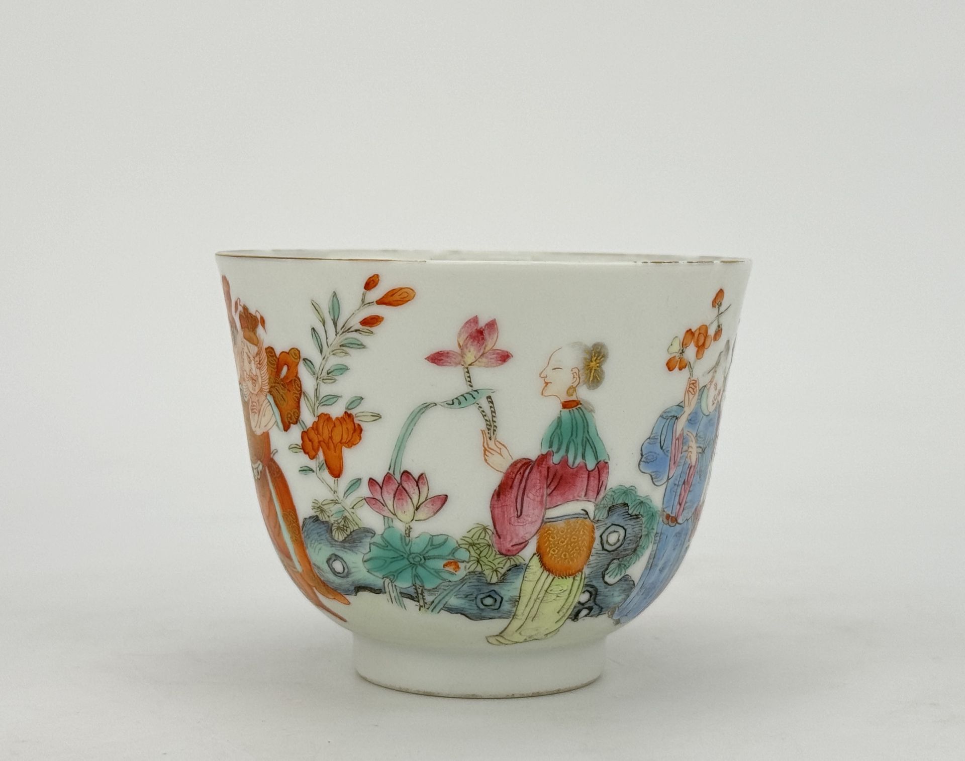 A Chinese Famille Rose cup, 19TH/20TH Century Pr.