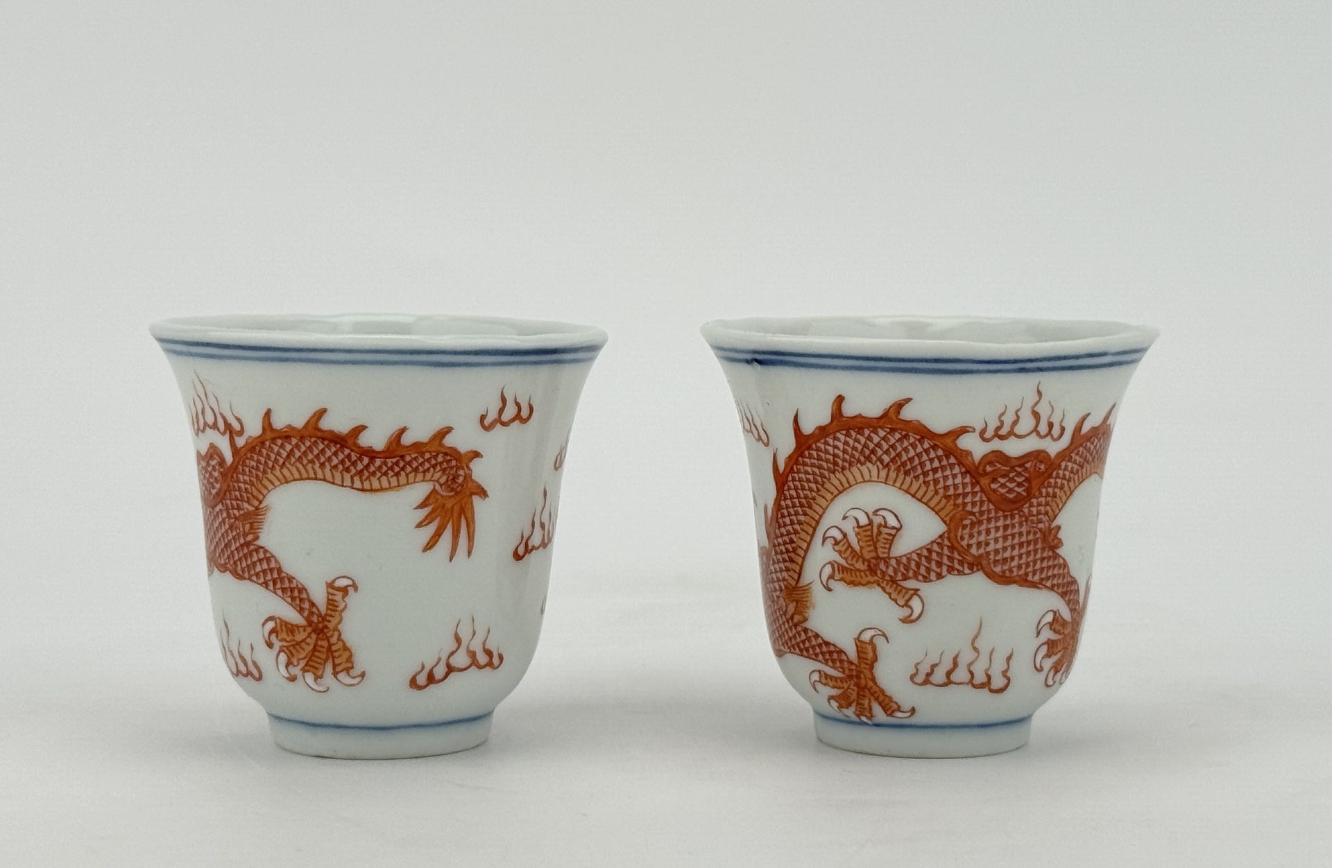 A pair of Chinese Famille Rose cups, 19TH/20TH Century Pr.  - Bild 2 aus 4