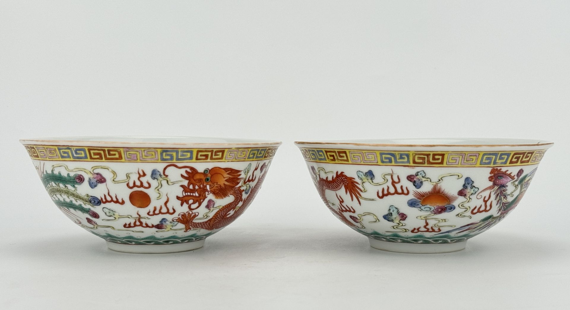 A pair of Chinese Famille Rose bowls, 18TH/19TH Century Pr.  - Bild 2 aus 9