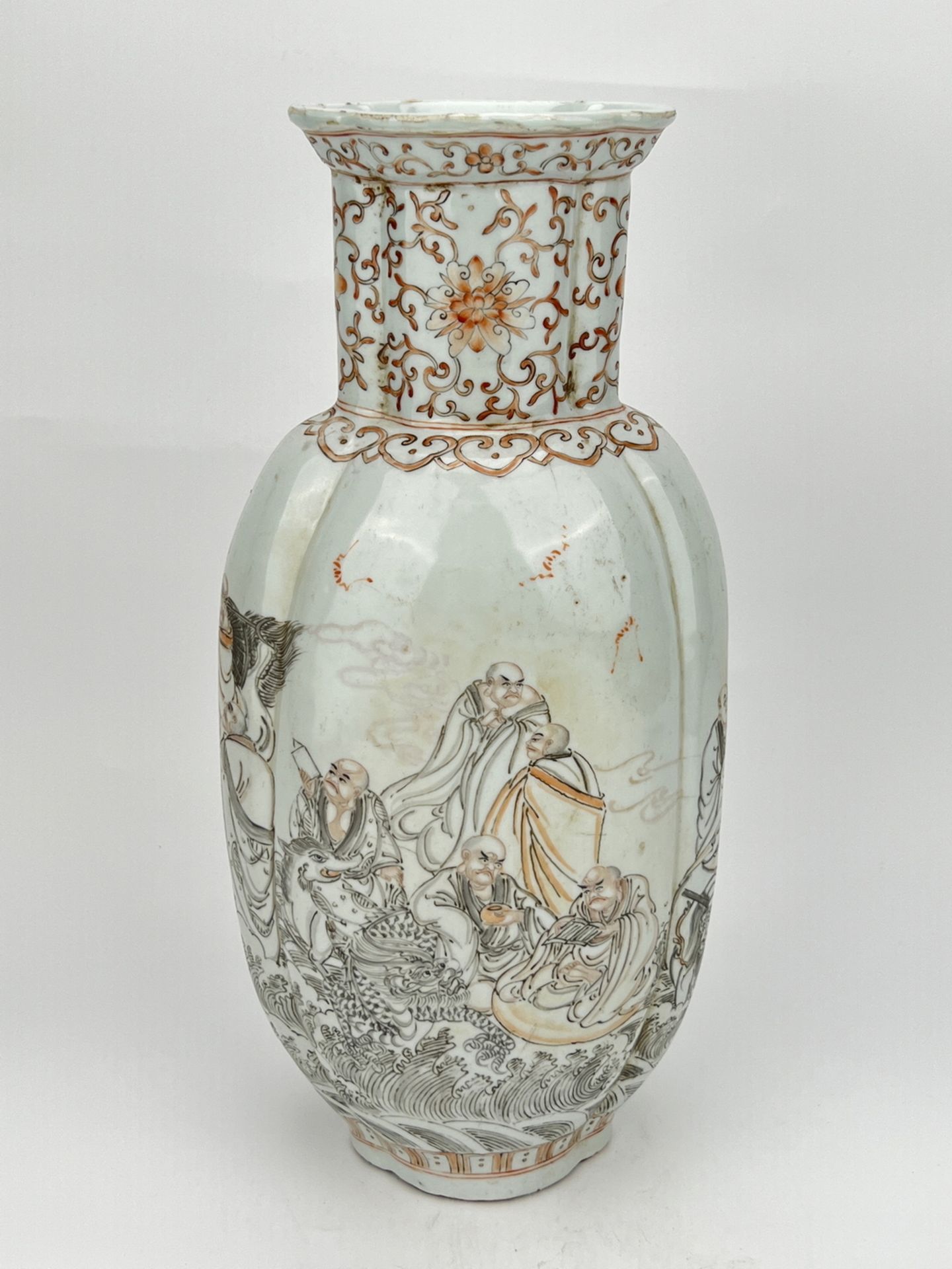 A Chinese Famille Rose vase, 17TH/18TH Century Pr. 