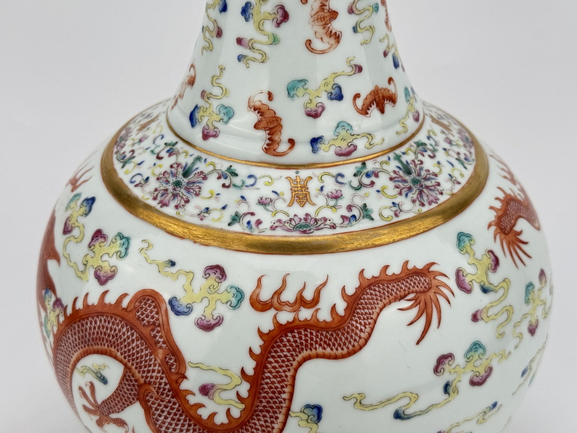 A Chinese Famille Rose vase, 19TH/20TH Century Pr.  - Bild 7 aus 9