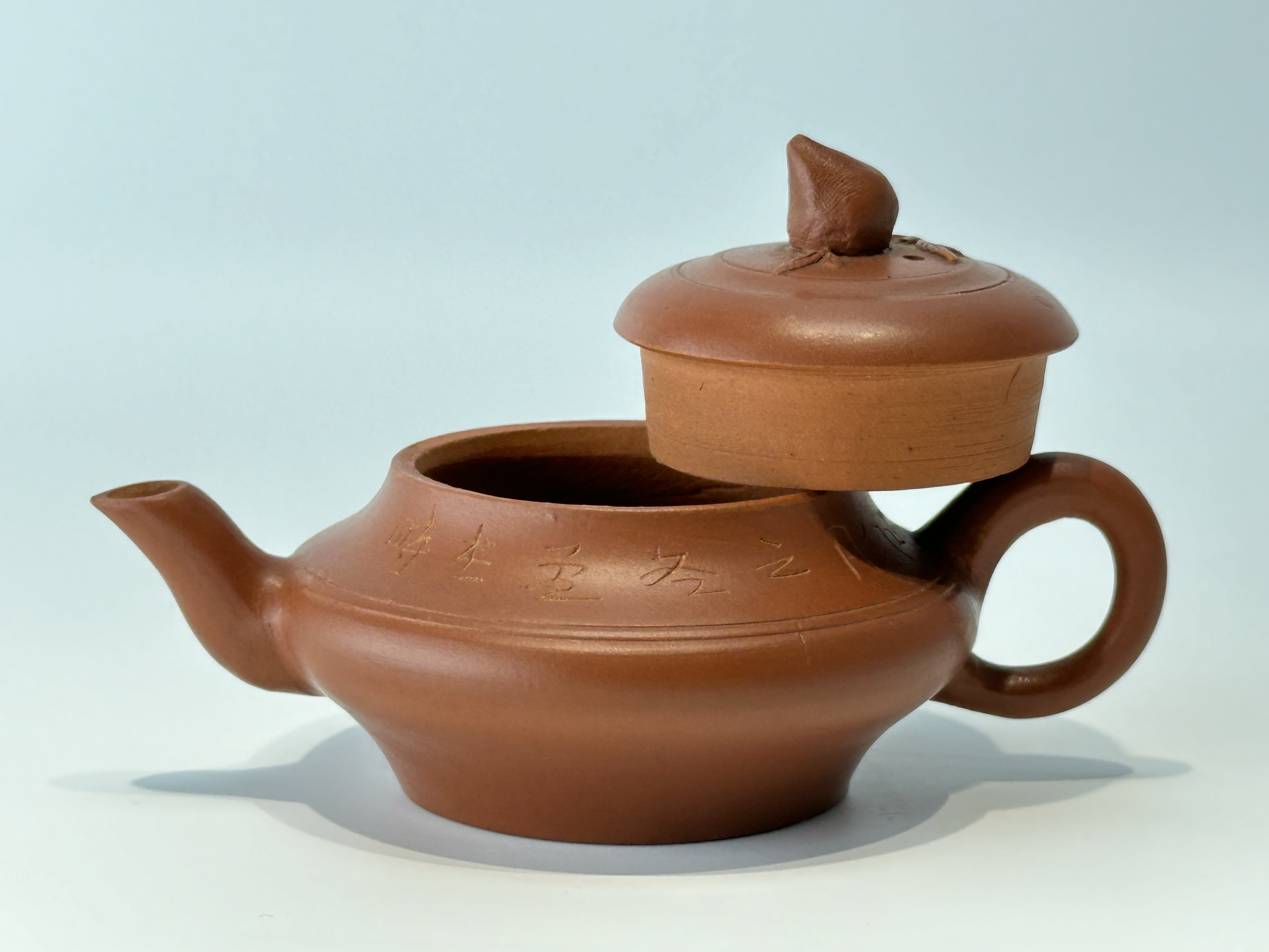A Chinese miniature teapot, 19TH/20TH Century Pr. 
