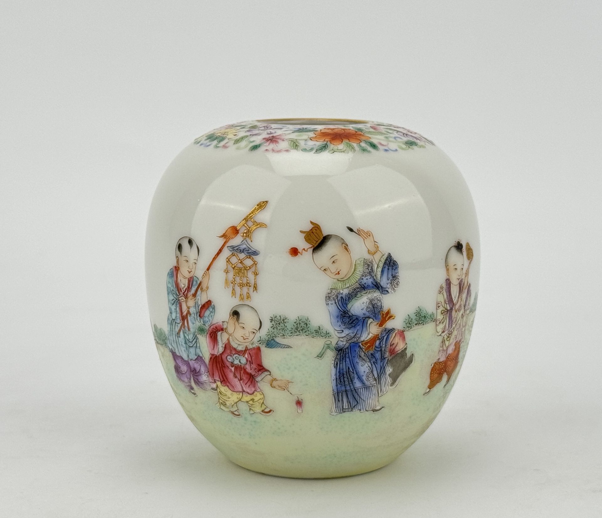 A Chinese Famille Rose water pot, 19TH/20TH Century Pr.  - Bild 2 aus 5