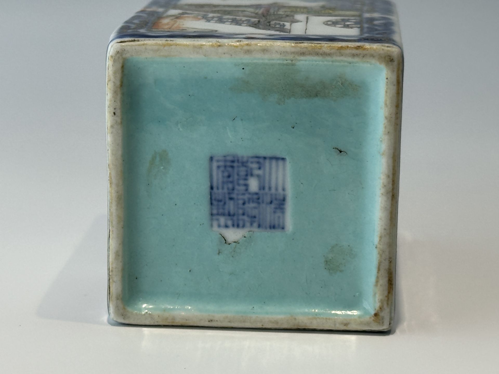 A Chinese rectangle Famille Rose brush pot, 17TH/18TH Century Pr.  - Bild 7 aus 11