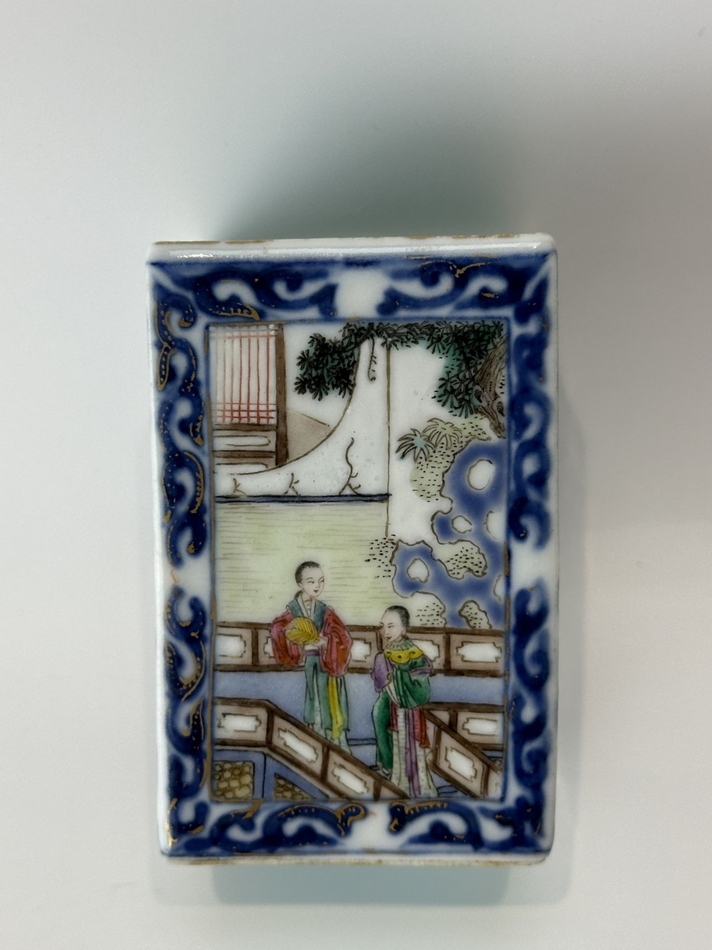 A Chinese rectangle Famille Rose brush pot, 17TH/18TH Century Pr.  - Bild 11 aus 11