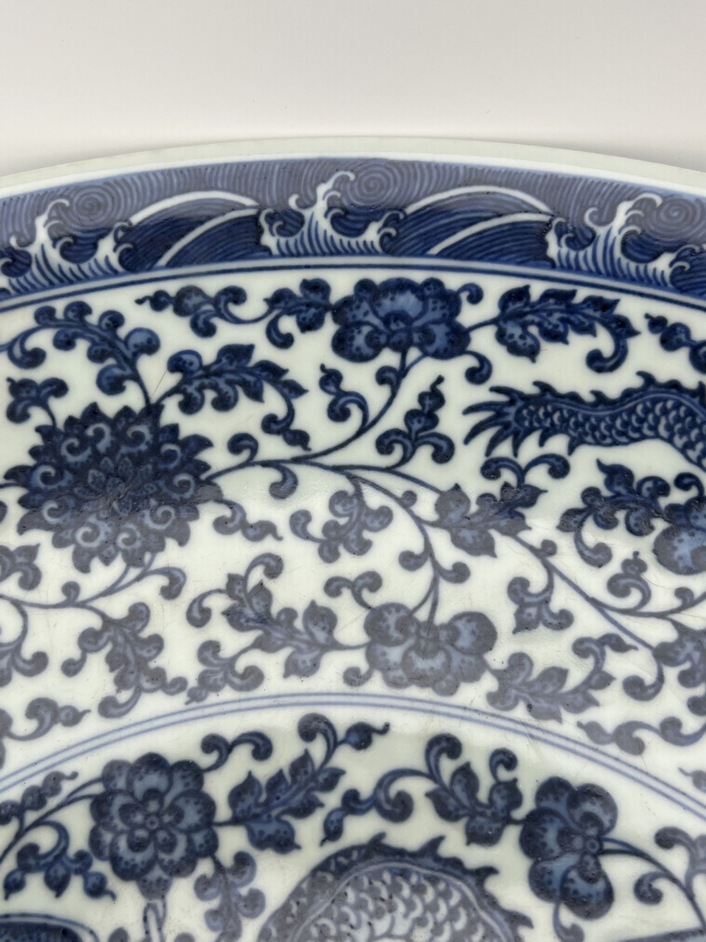 A large Chinese Blue&White dish, 17TH/18TH Century Pr.  - Bild 9 aus 15