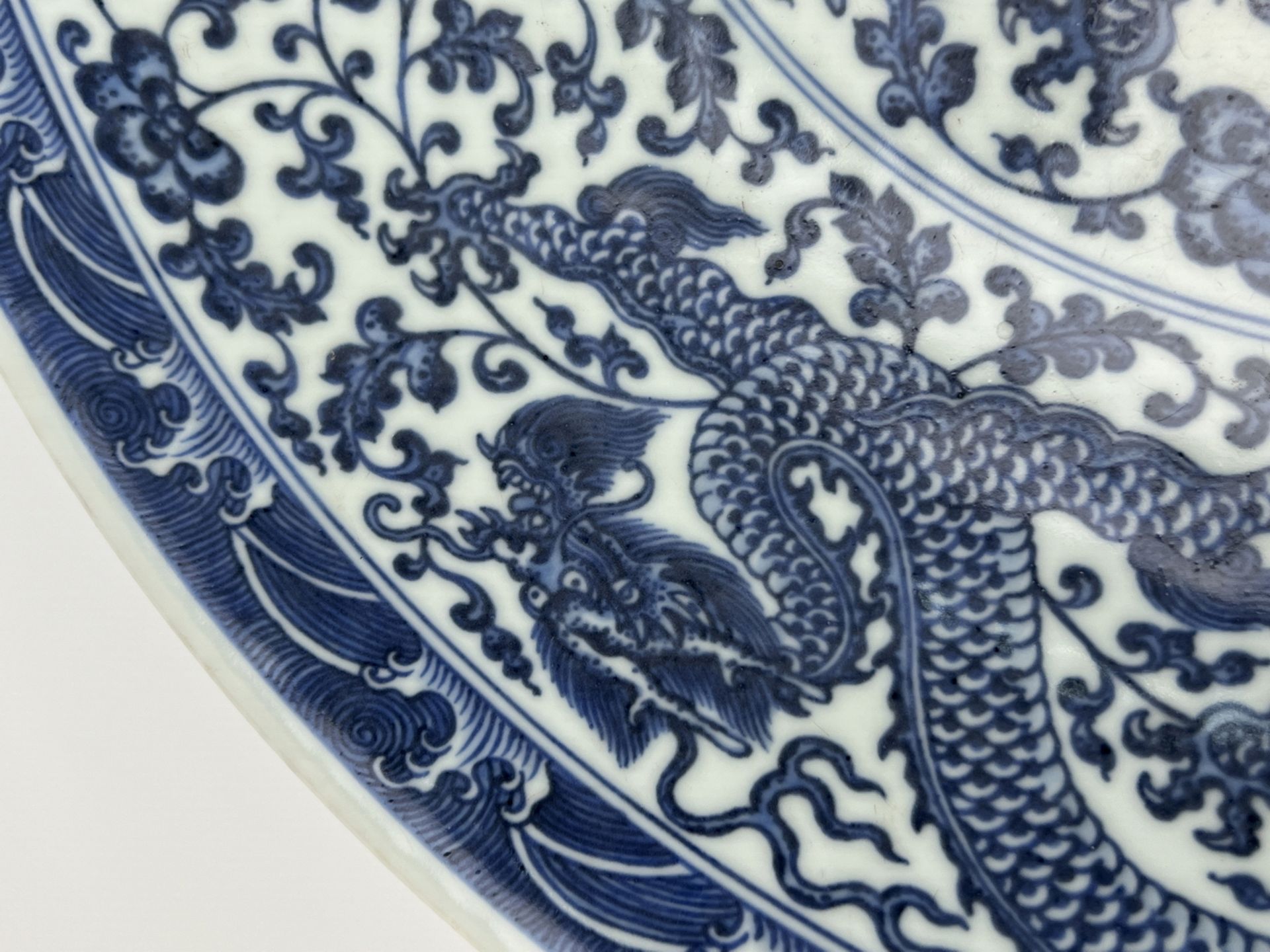 A large Chinese Blue&White dish, 17TH/18TH Century Pr.  - Bild 7 aus 15