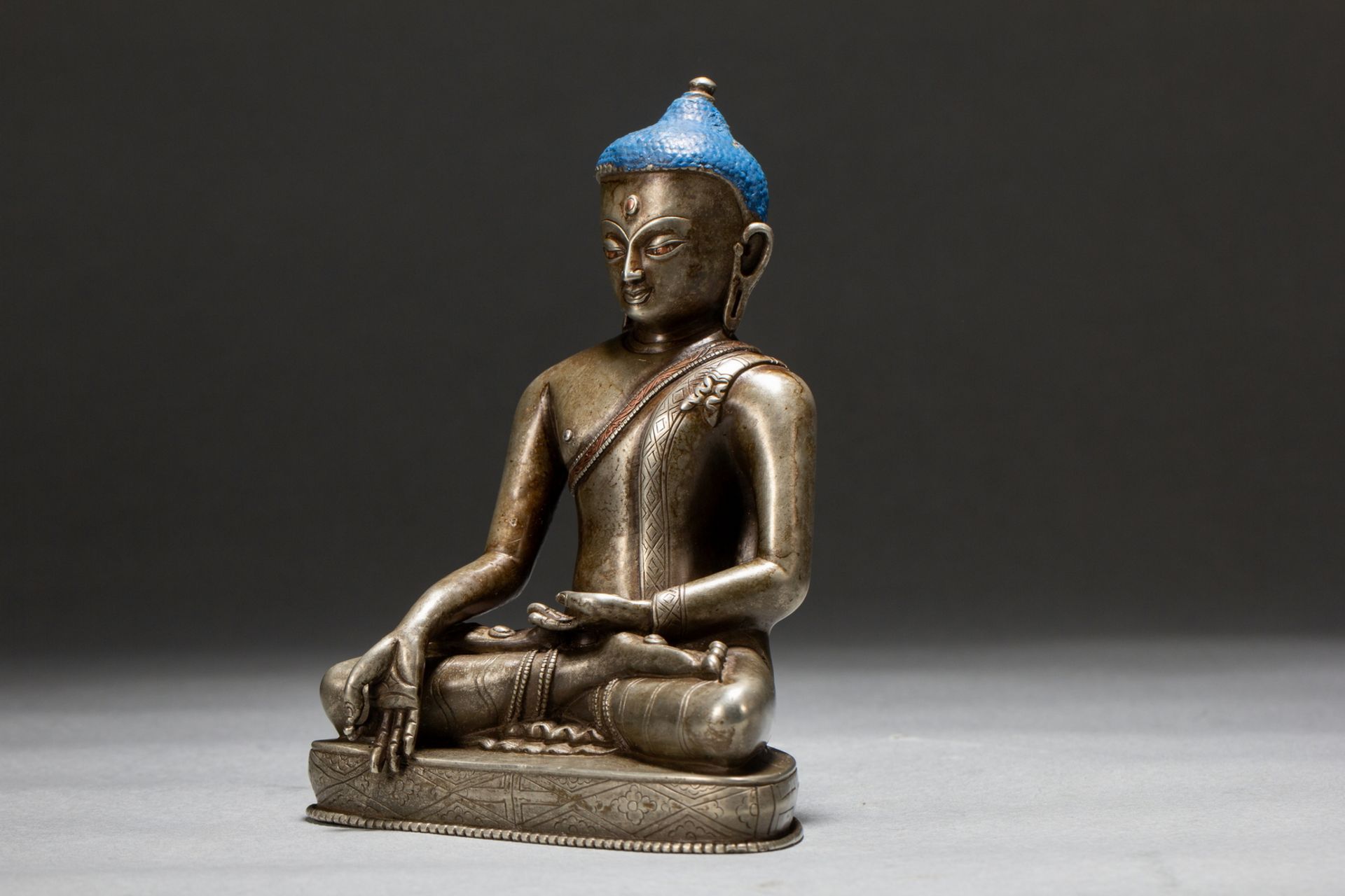 A Chinese silver buddaha figure, 17TH/18TH Century Pr.  - Bild 5 aus 9