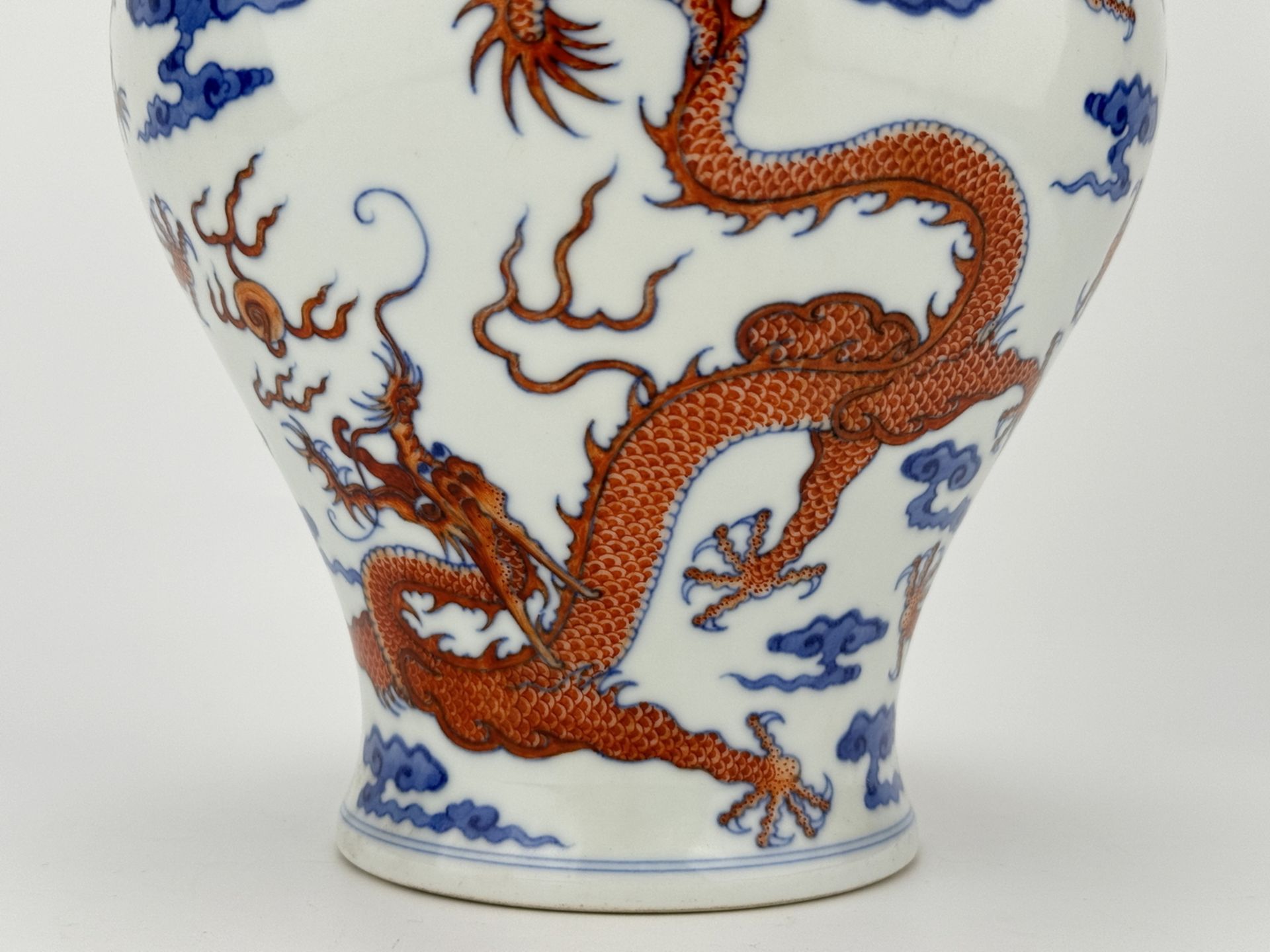 A Chinese Famille Rose vase, 17TH/18TH Century Pr.  - Bild 5 aus 8
