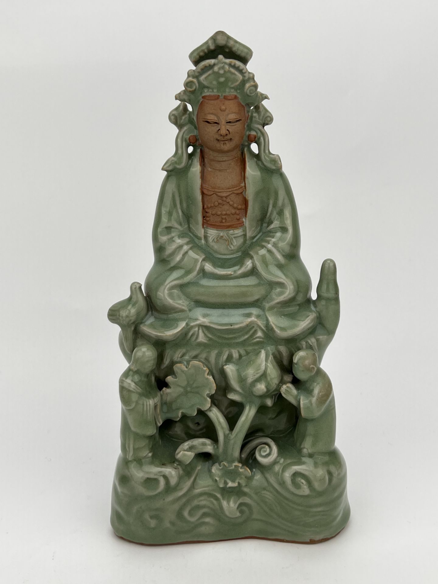 A Chinese porcelain figure, 17TH/18TH Century Pr. 