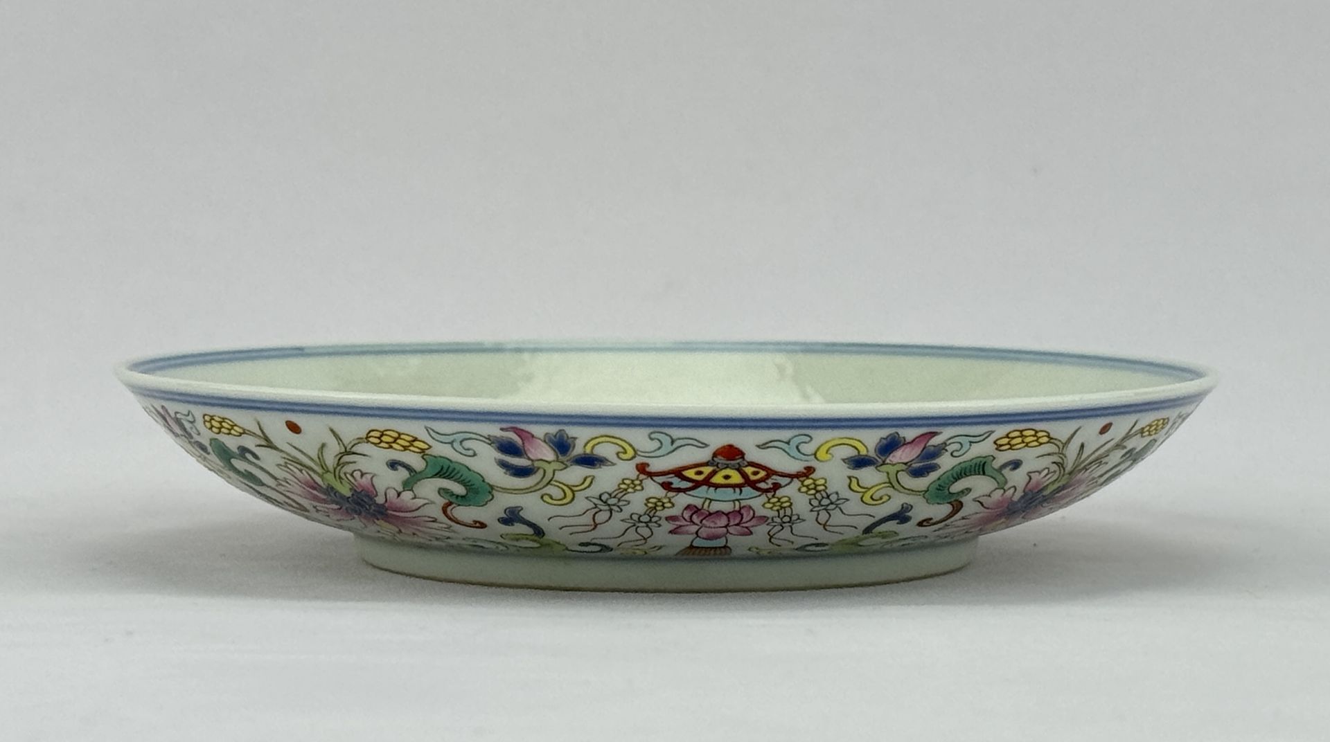 A Chinese Famille Rose dish, 18TH/19TH Century Pr.  - Bild 5 aus 5