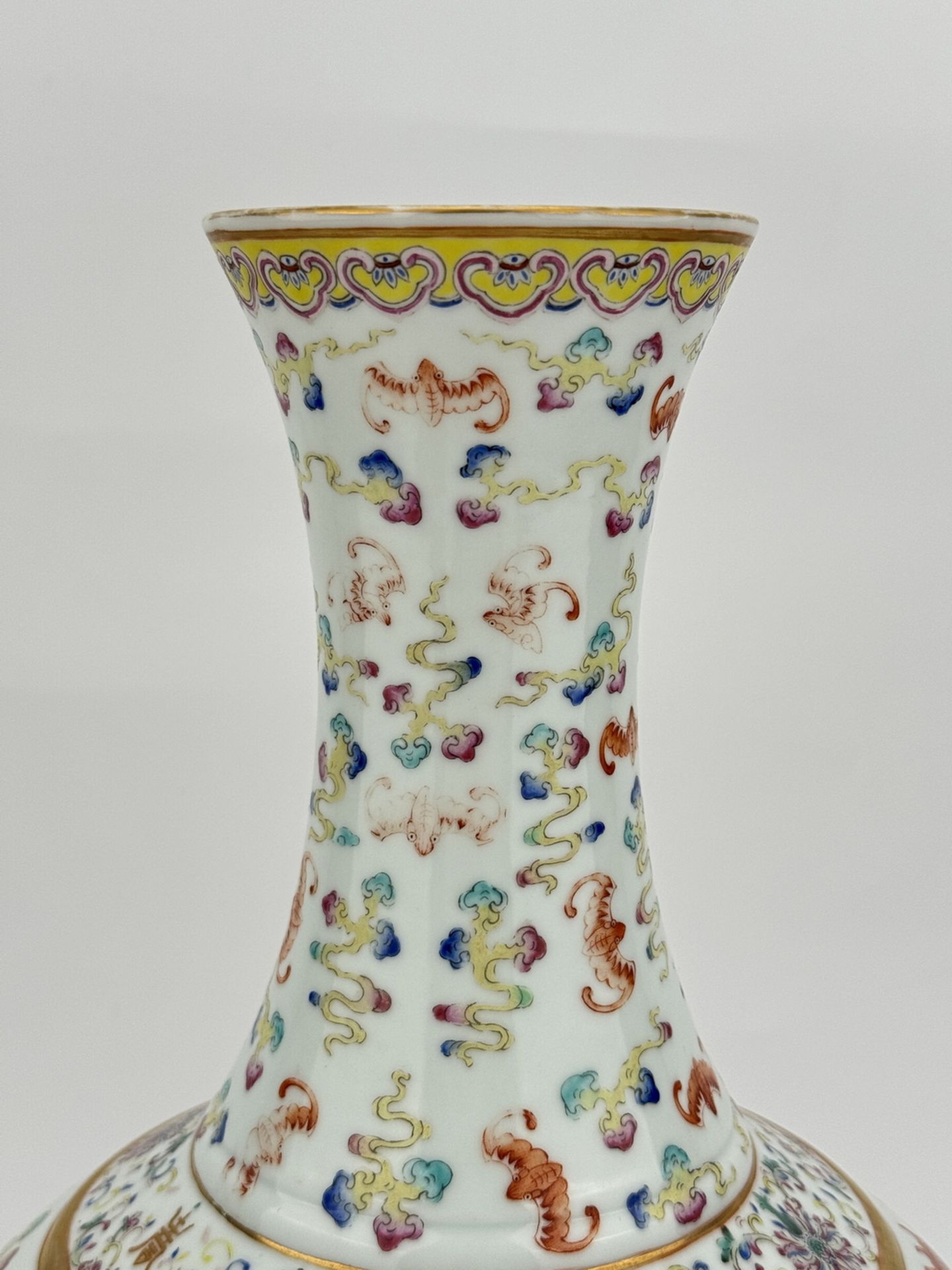 A Chinese Famille Rose vase, 19TH/20TH Century Pr.  - Bild 6 aus 9