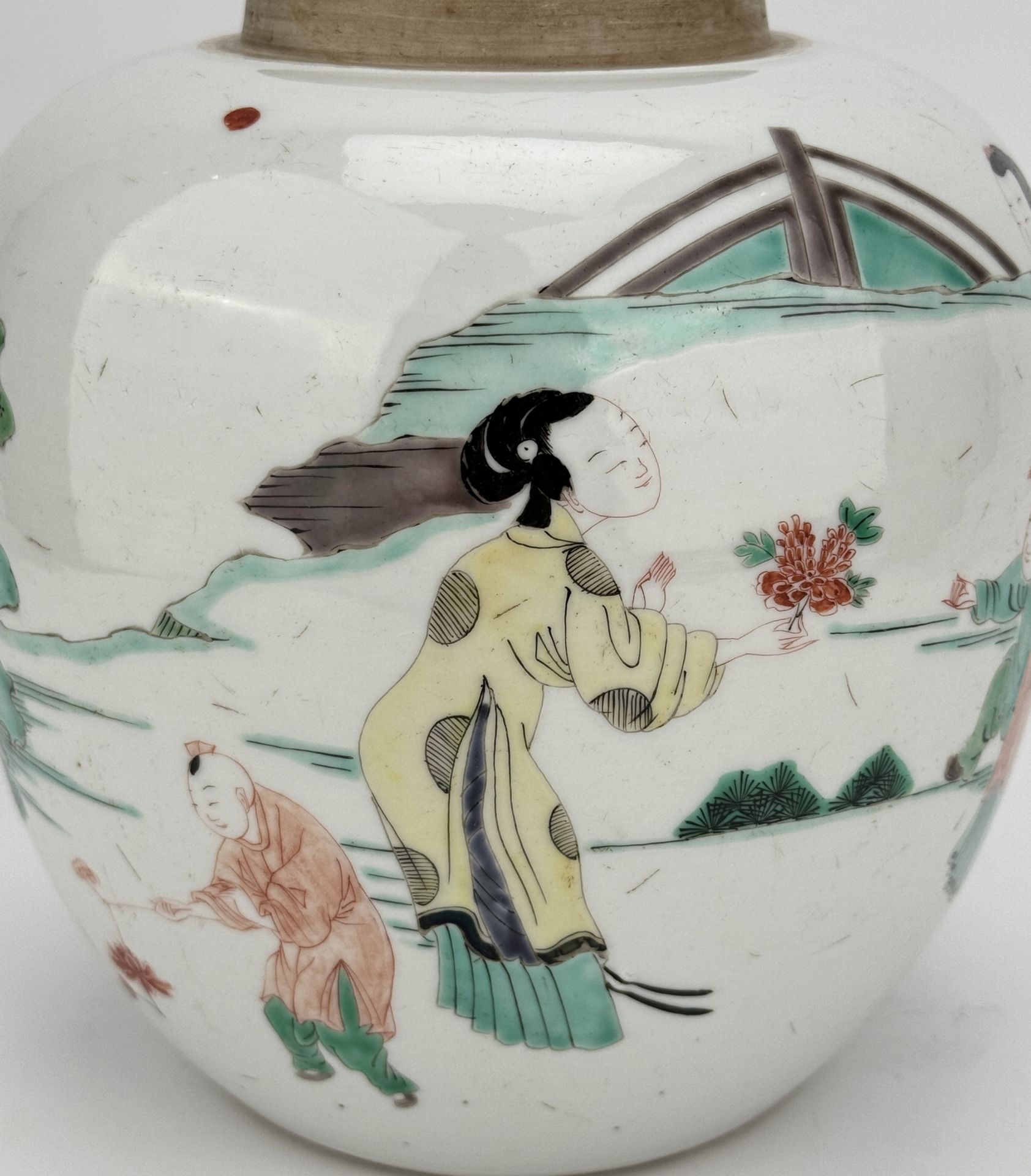 A Chinese Famille Rose jar, 16TH/17TH Century Pr.  - Bild 6 aus 9