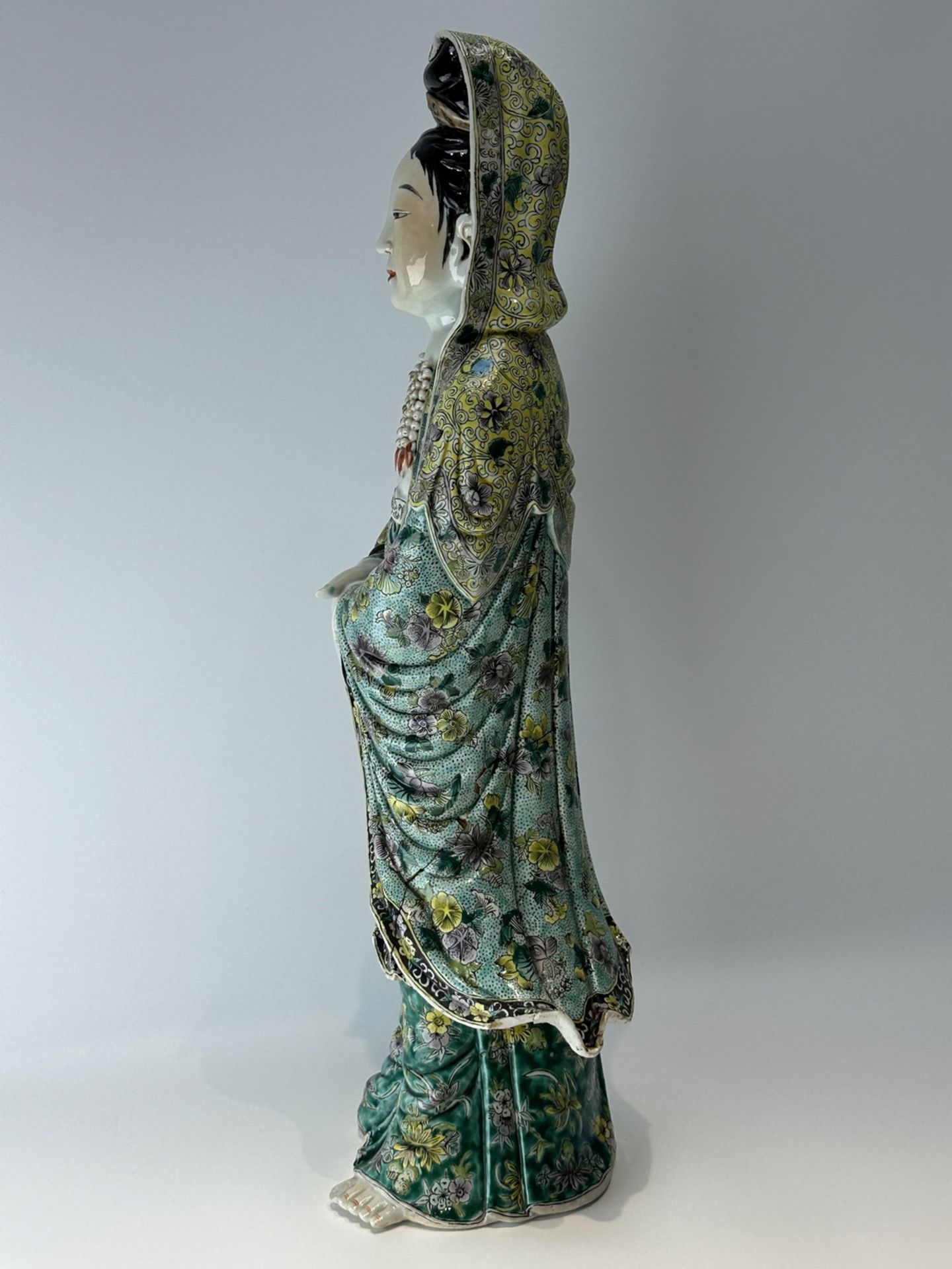 A Chinese porcelain figure, 17TH/18TH Century Pr.  - Bild 10 aus 14