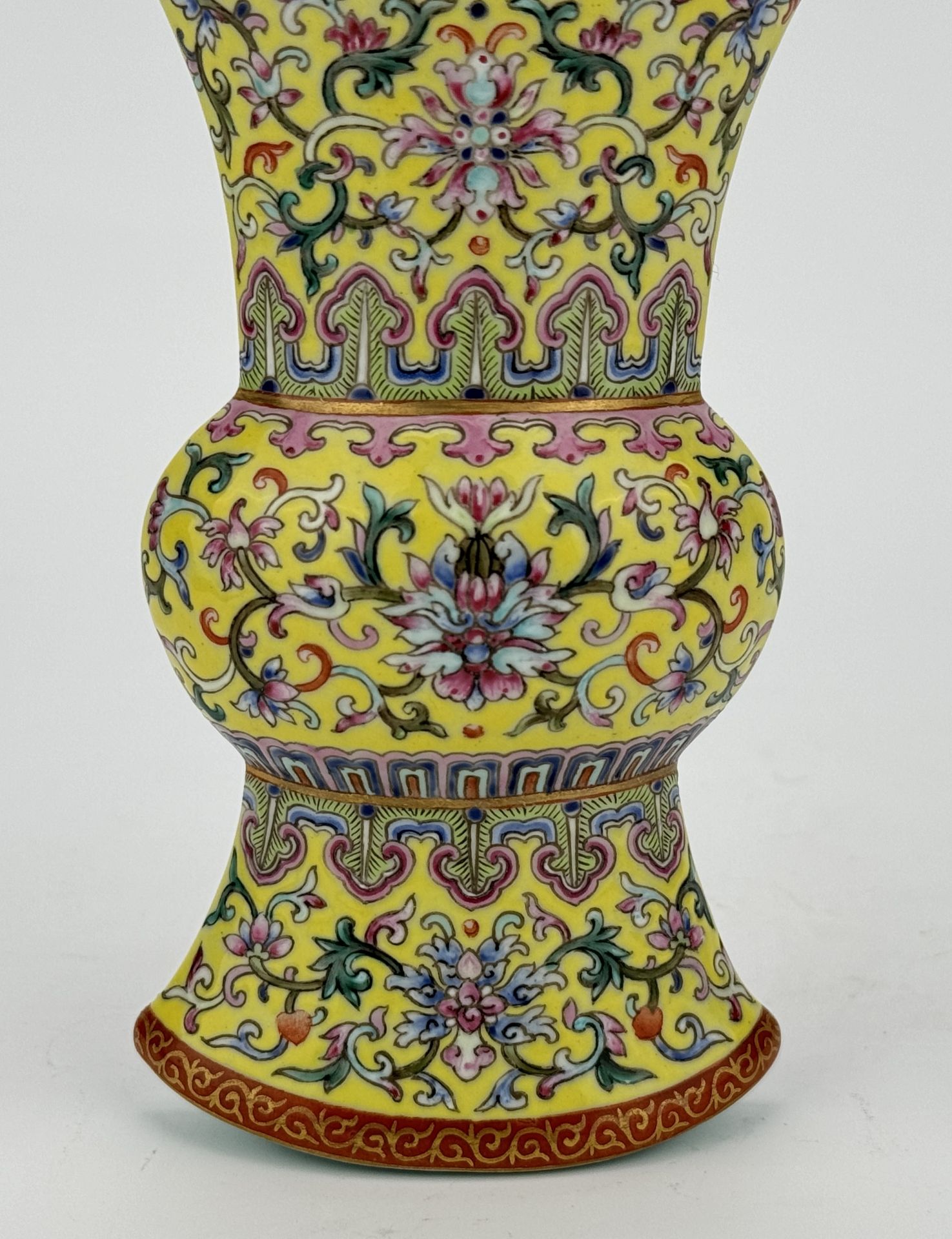 A Chinese hanging vase, 17TH/18TH Century Pr.  - Bild 2 aus 3