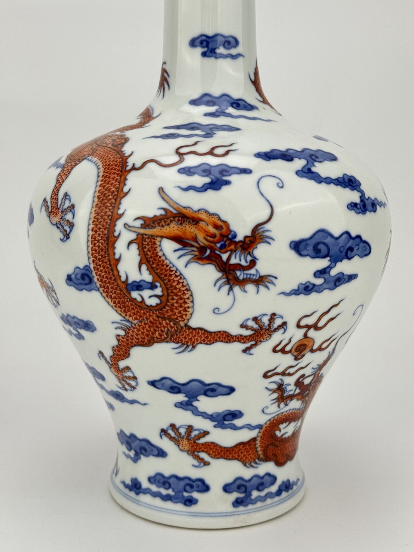 A Chinese Famille Rose vase, 17TH/18TH Century Pr.  - Bild 4 aus 8