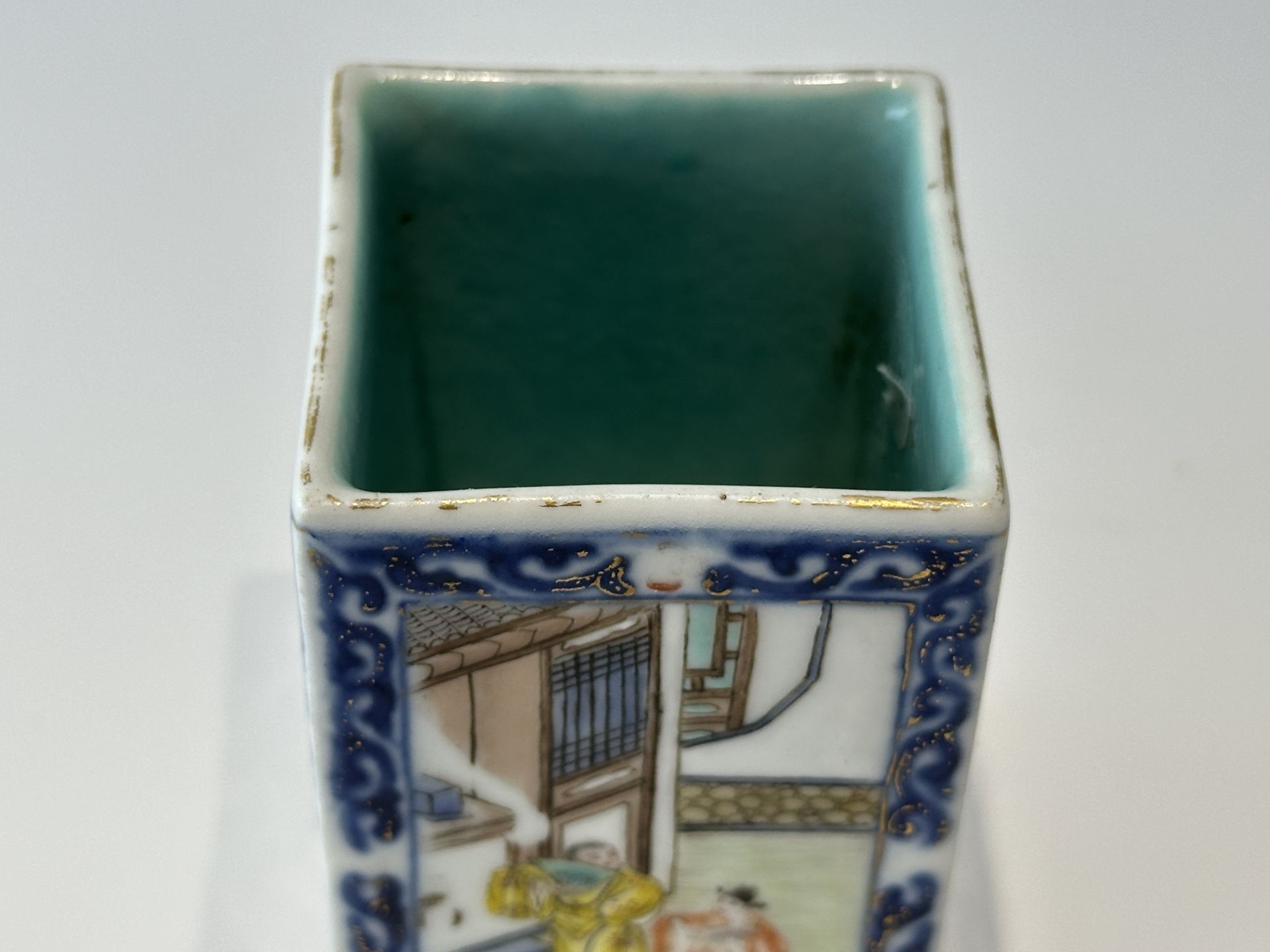 A Chinese rectangle Famille Rose brush pot, 17TH/18TH Century Pr.  - Bild 6 aus 11