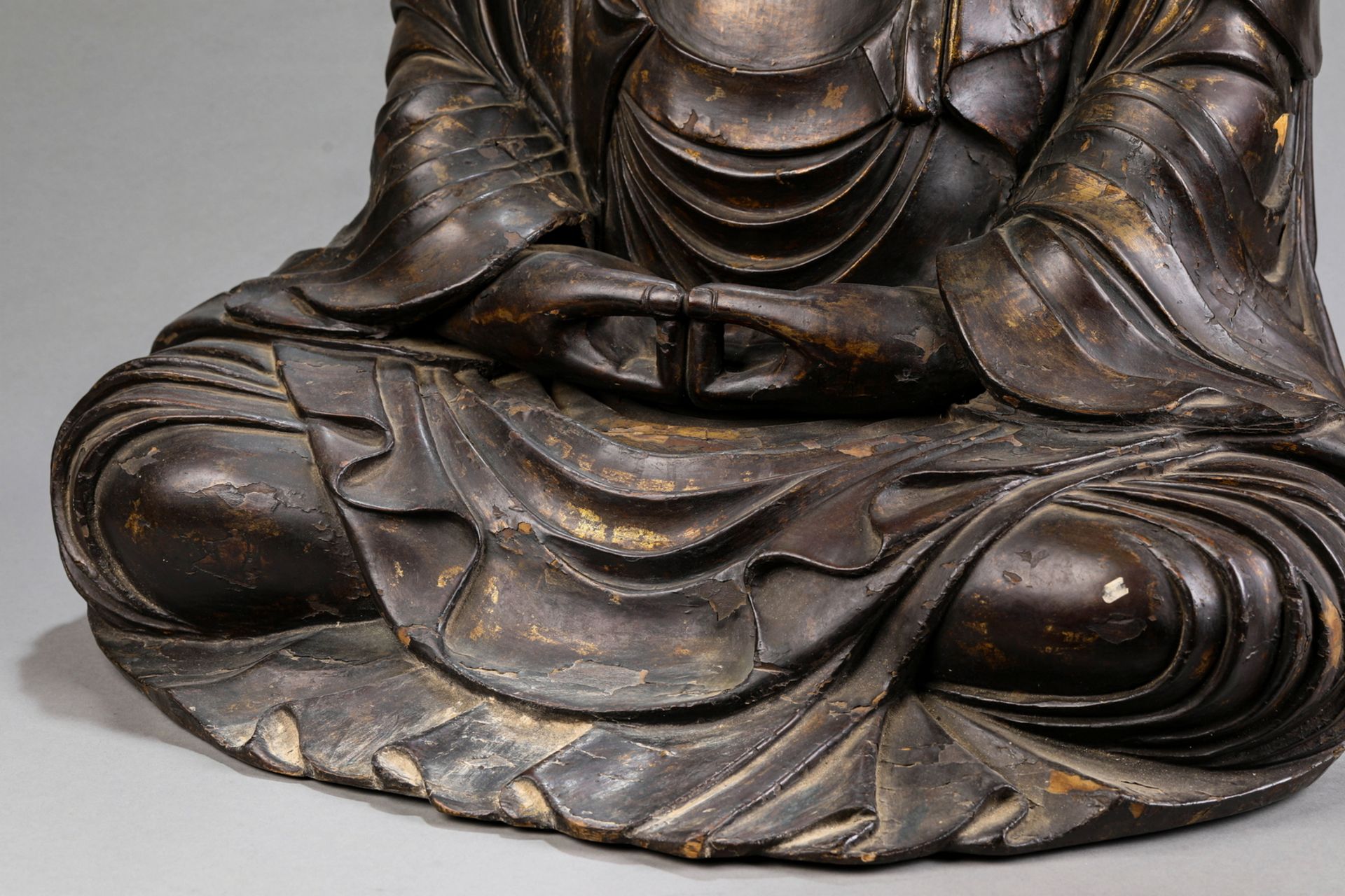 A Chinese wood figure, 12TH/15TH Century Pr. - Bild 3 aus 7