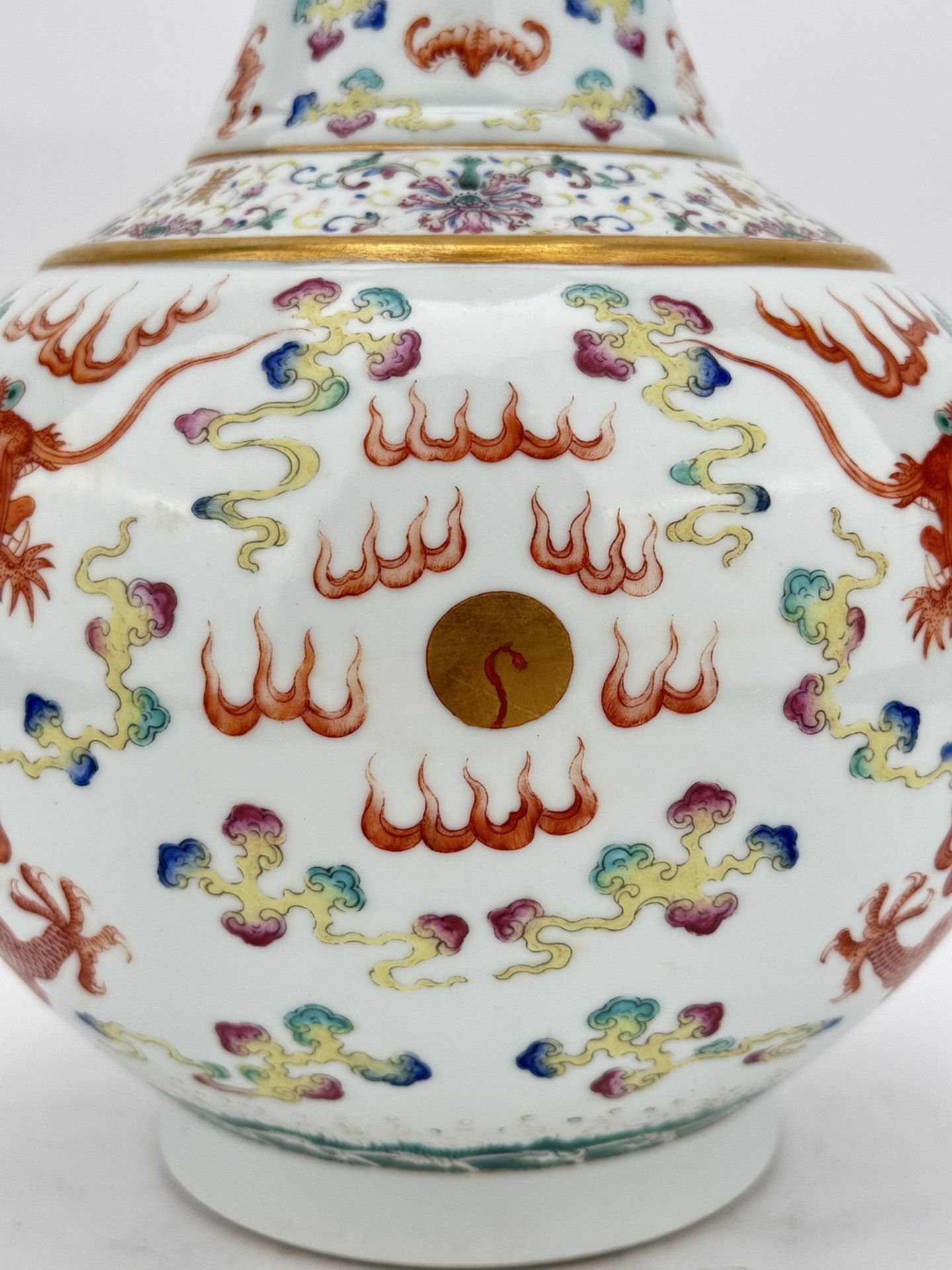 A Chinese Famille Rose vase, 19TH/20TH Century Pr.  - Bild 8 aus 9