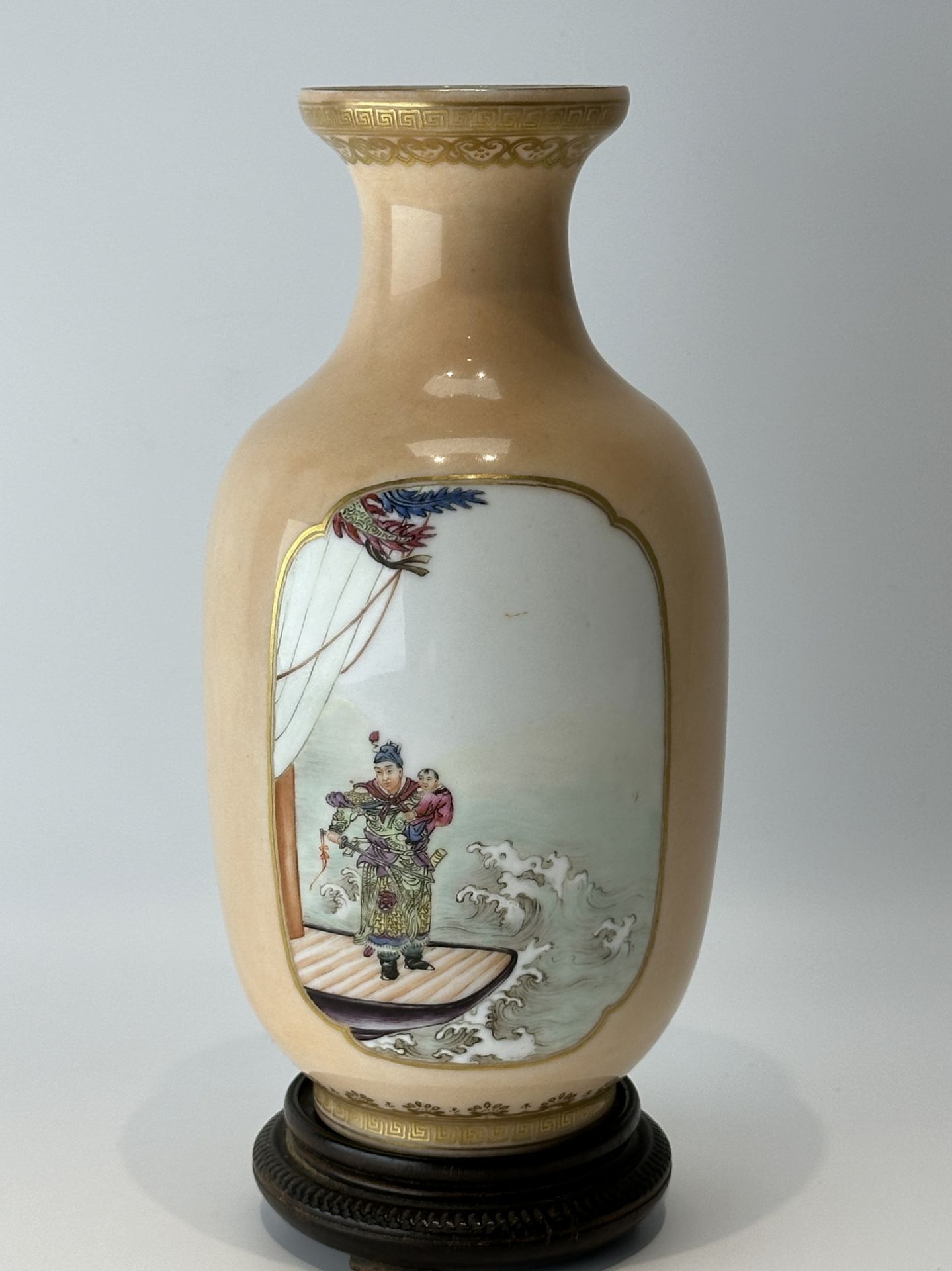 A Chinese Famille Rose vase, 19TH/20TH Century Pr. 