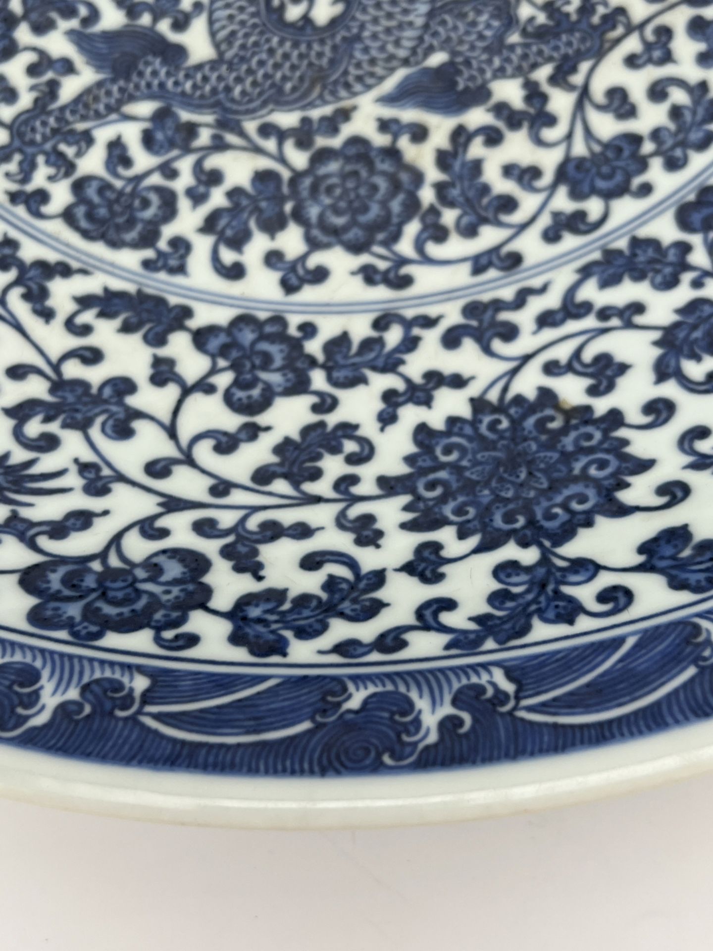 A large Chinese Blue&White dish, 17TH/18TH Century Pr.  - Bild 10 aus 15