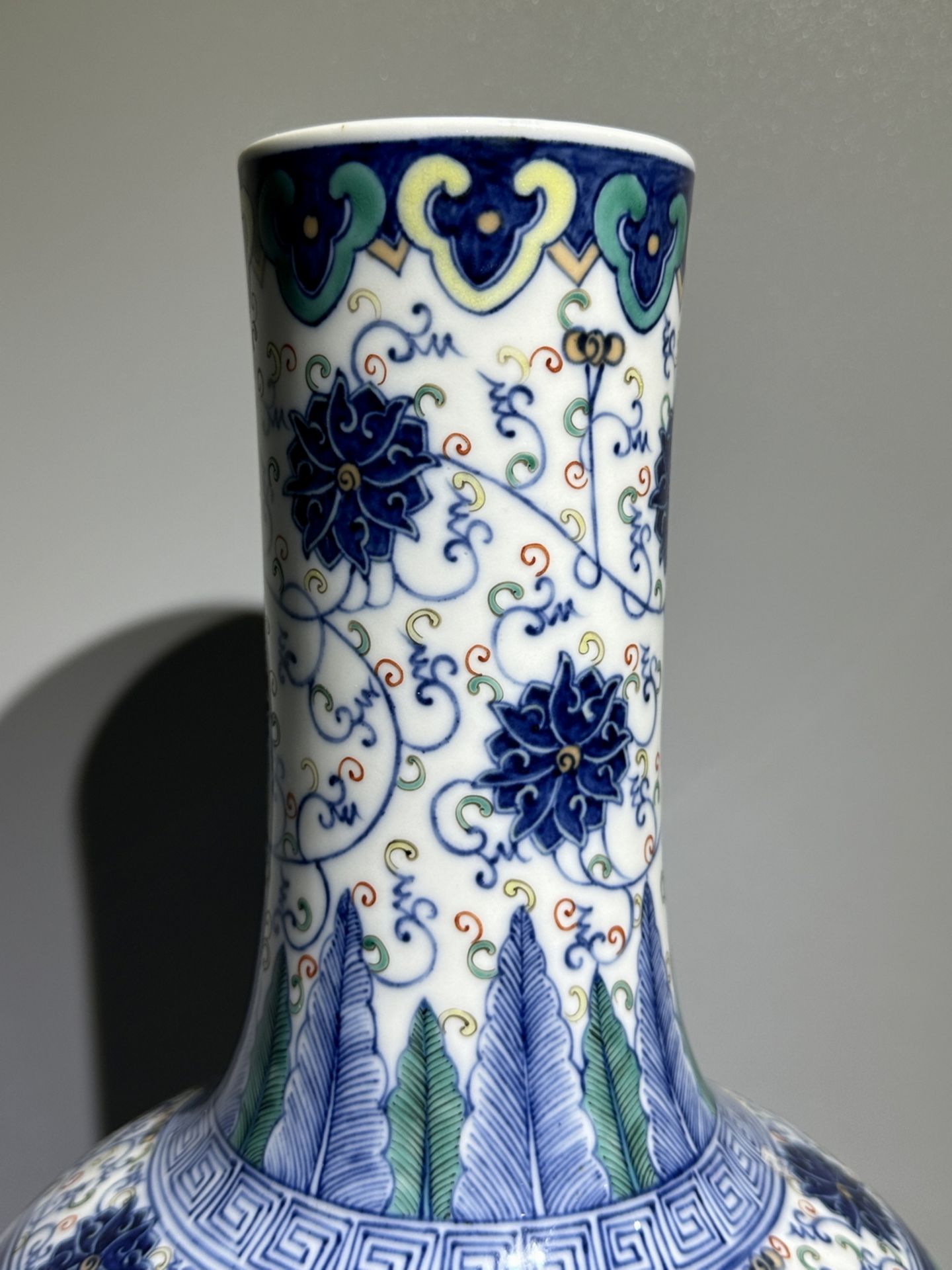 A Chinese DOUCAI ball vase, 19TH/20TH Century Pr. - Bild 7 aus 16