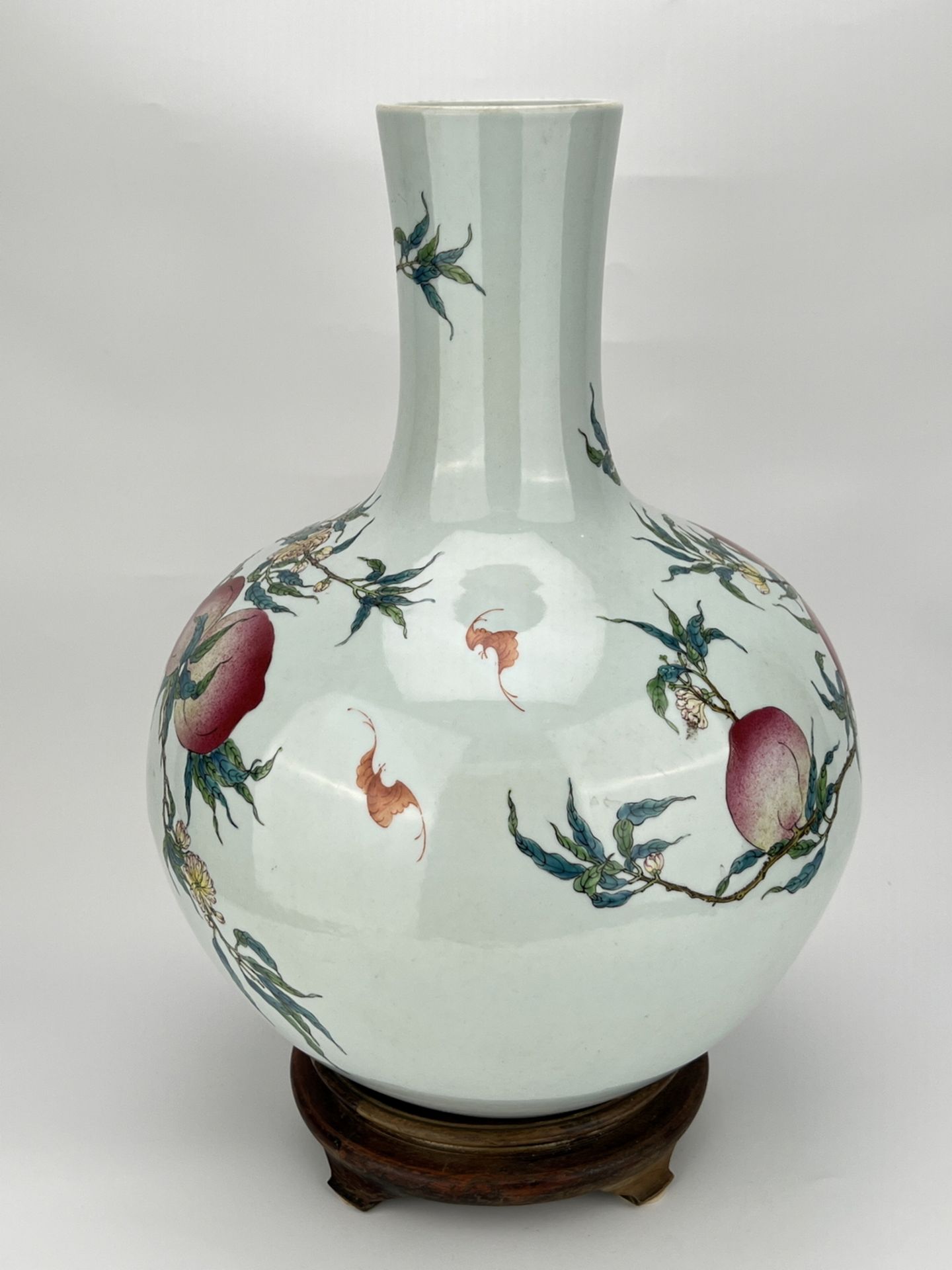 A Chinese Famille Rose vase, 18TH/19TH Century Pr.  - Bild 4 aus 14