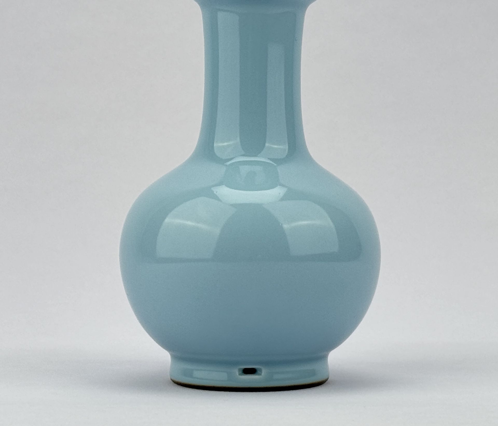 A Chinese light blue monochorome vase, 16TH/17TH Century Pr.  - Image 6 of 6