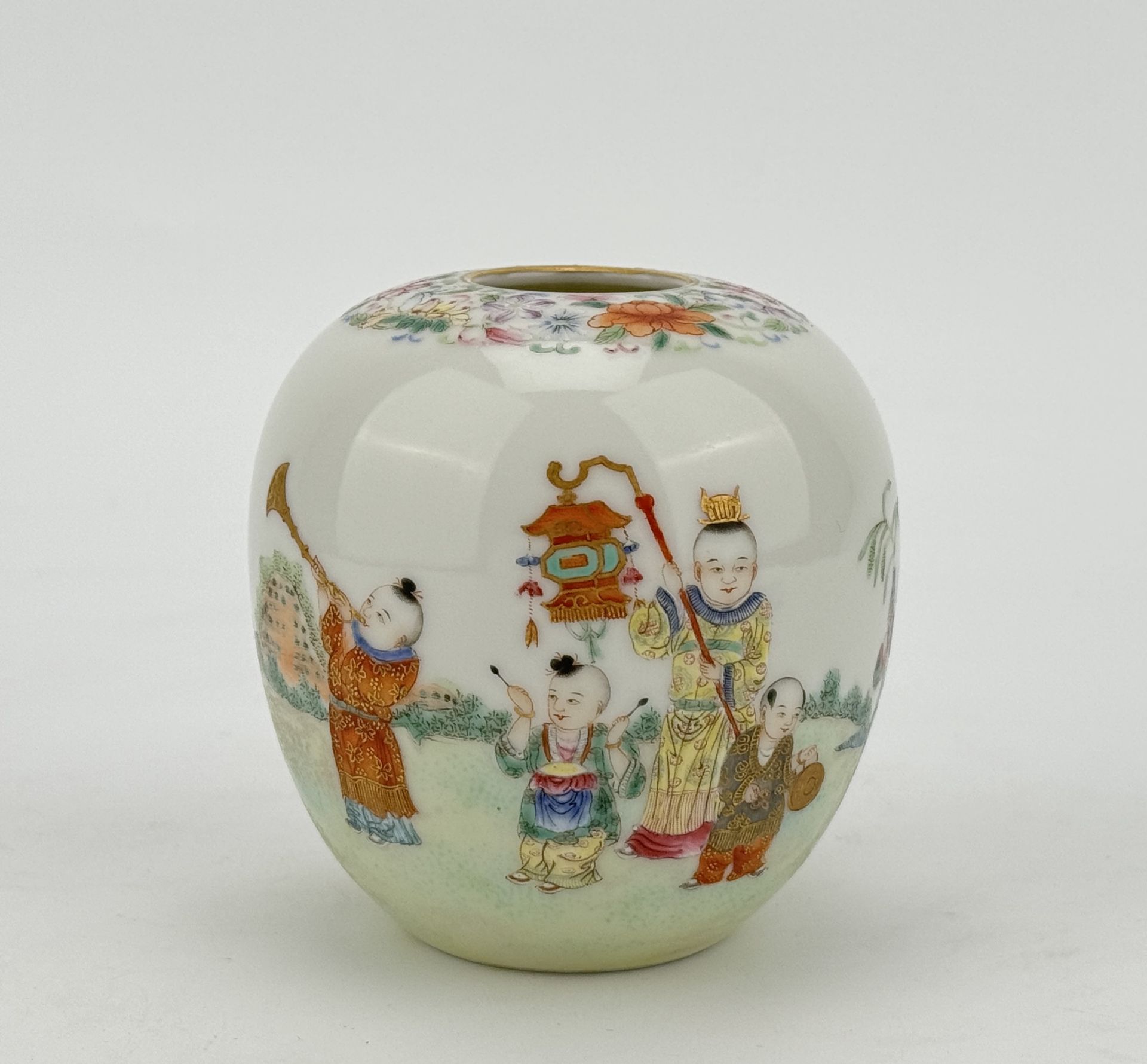 A Chinese Famille Rose water pot, 19TH/20TH Century Pr. 