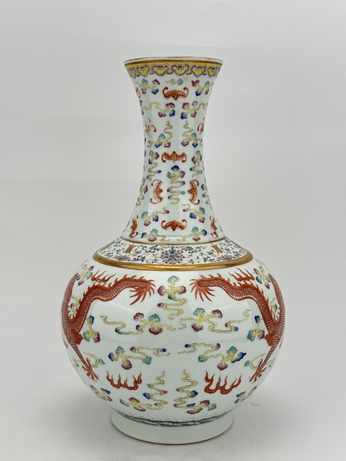 A Chinese Famille Rose vase, 19TH/20TH Century Pr.  - Bild 3 aus 9