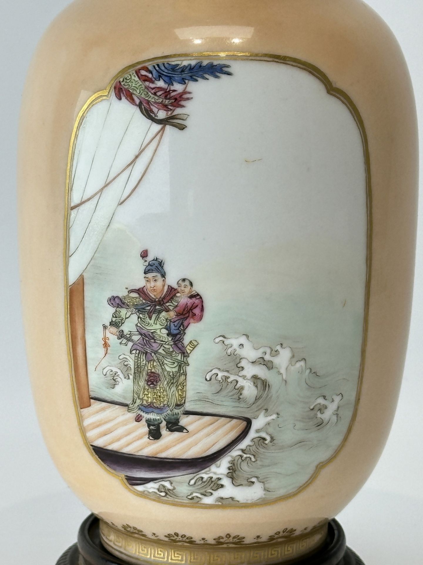 A Chinese Famille Rose vase, 19TH/20TH Century Pr.  - Bild 4 aus 12