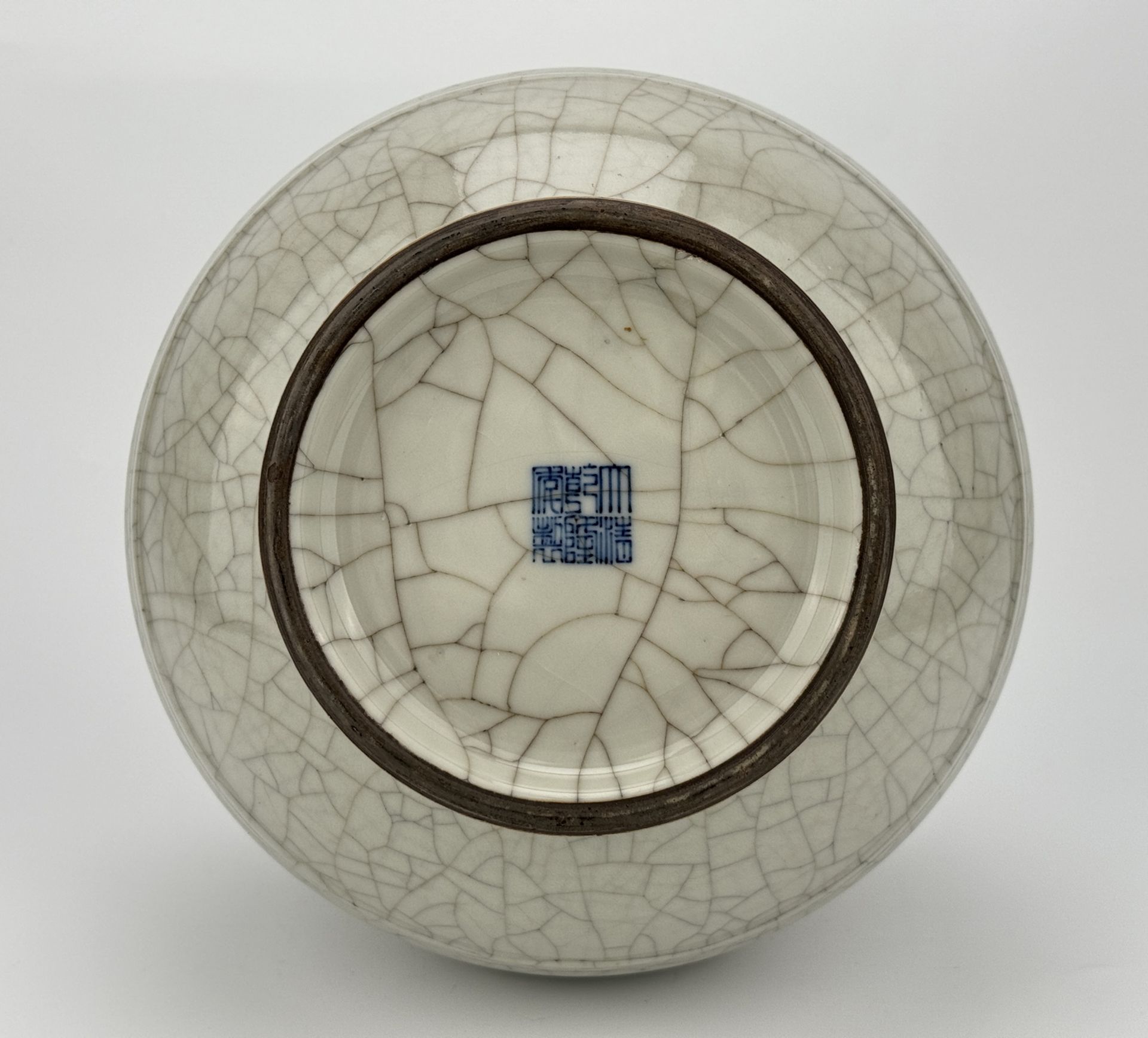 A Chinese Ge-type vase, 17TH/18TH Century Pr.  - Bild 5 aus 5