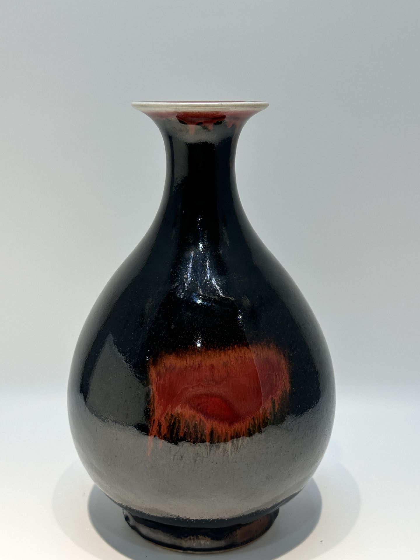 A Chinese red vase, 18TH/19TH Century Pr.  - Bild 3 aus 9