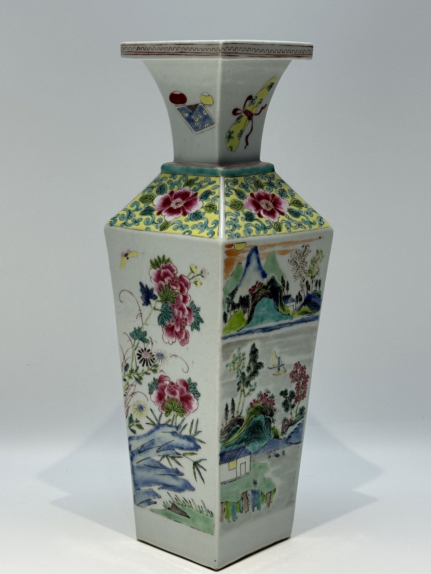 A Chinese Famille Rose vase, 17TH/18TH Century Pr.