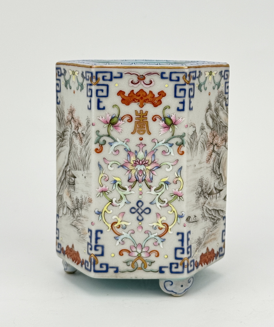 A Chinese Famille Rose vase, 17TH/18TH Century Pr. 