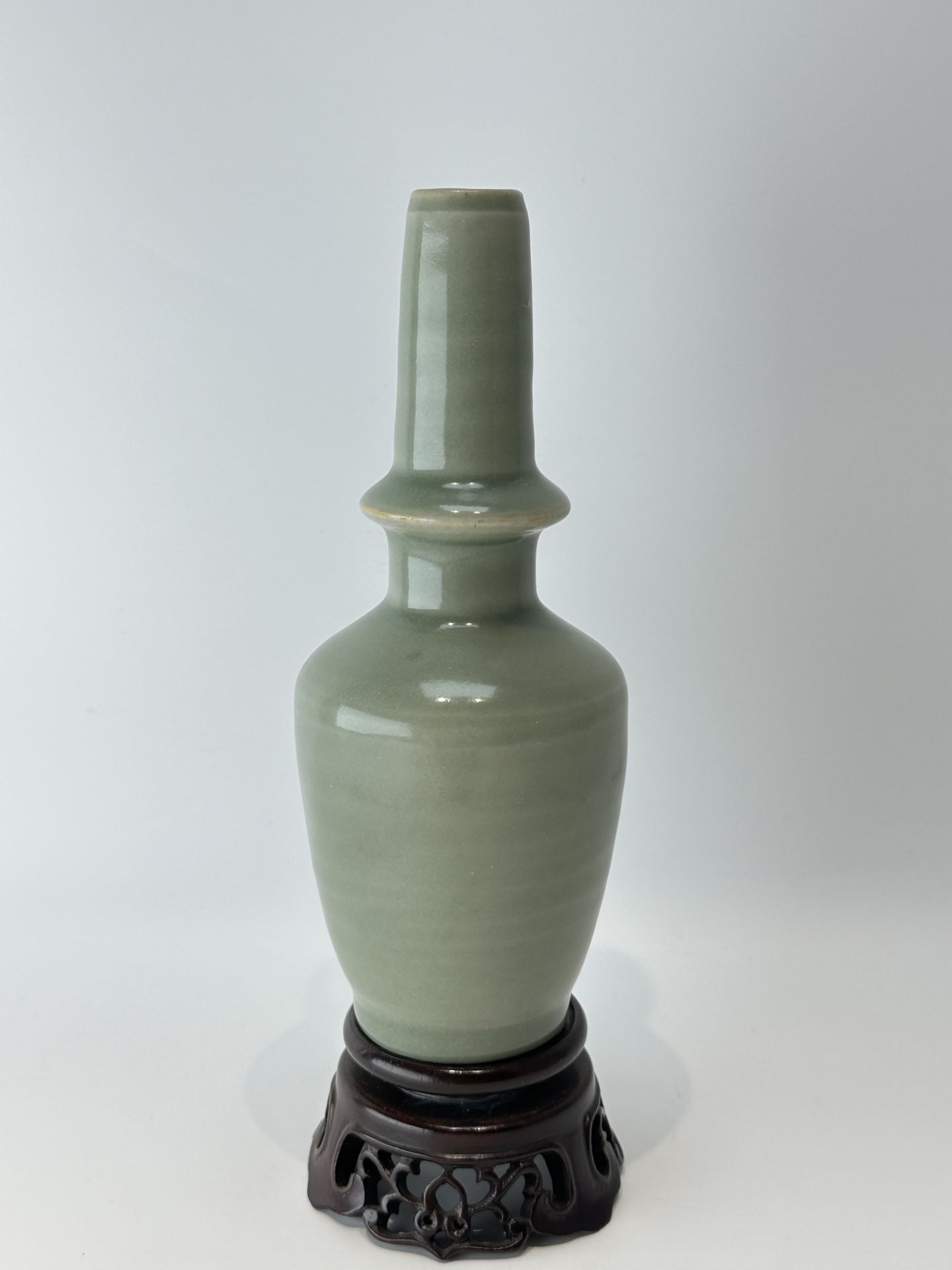 A Chinese celadon vase, 17TH/18TH Century Pr.   - Bild 2 aus 8