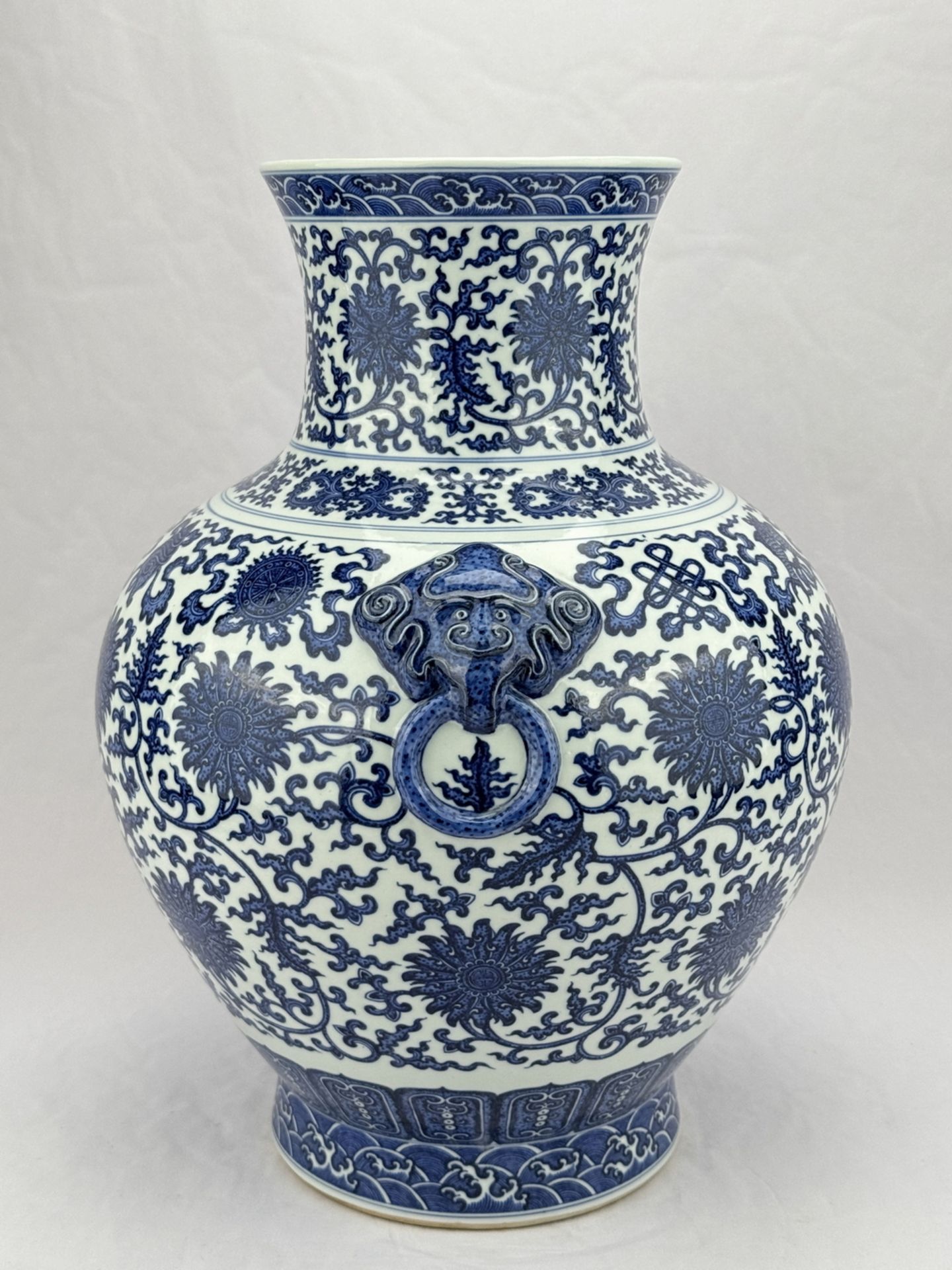 A large Chinese Blue&White vase, 17TH/18TH Century Pr.  - Bild 2 aus 11